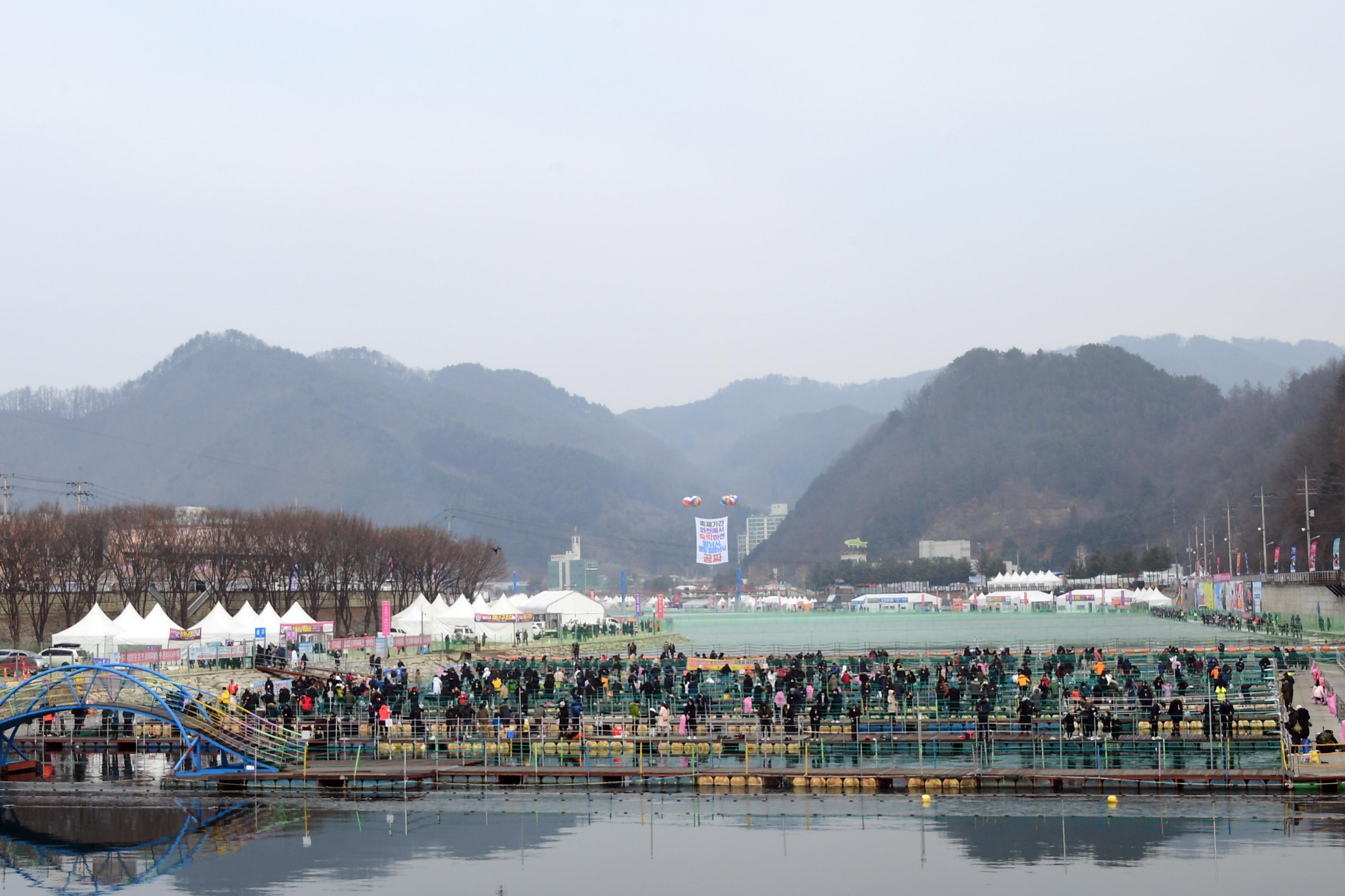 2020 화천산천어축제 산천어 수상낚시터 전경 의 사진