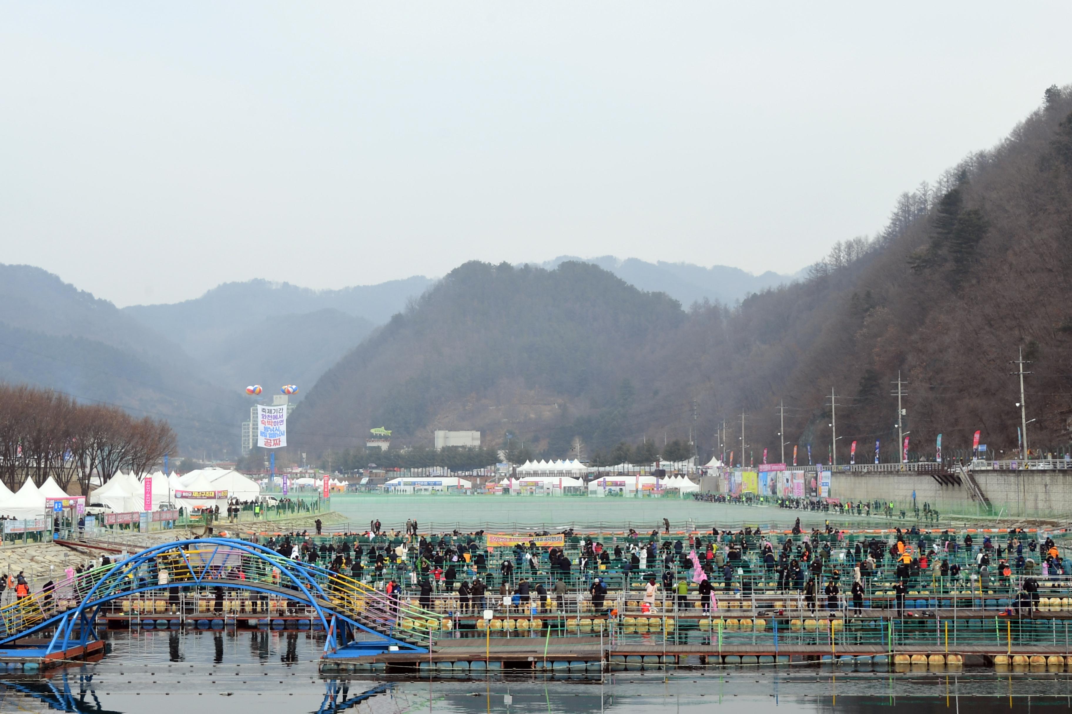 2020 화천산천어축제 산천어 수상낚시터 전경 의 사진