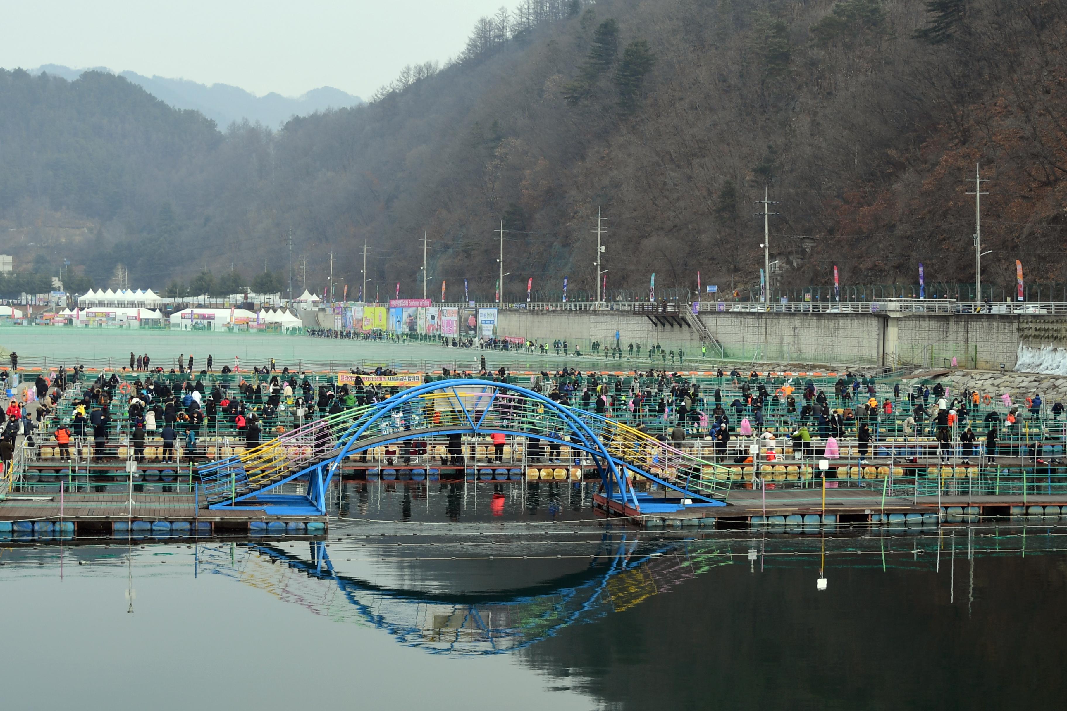 2020 화천산천어축제 산천어 수상낚시터 전경 의 사진