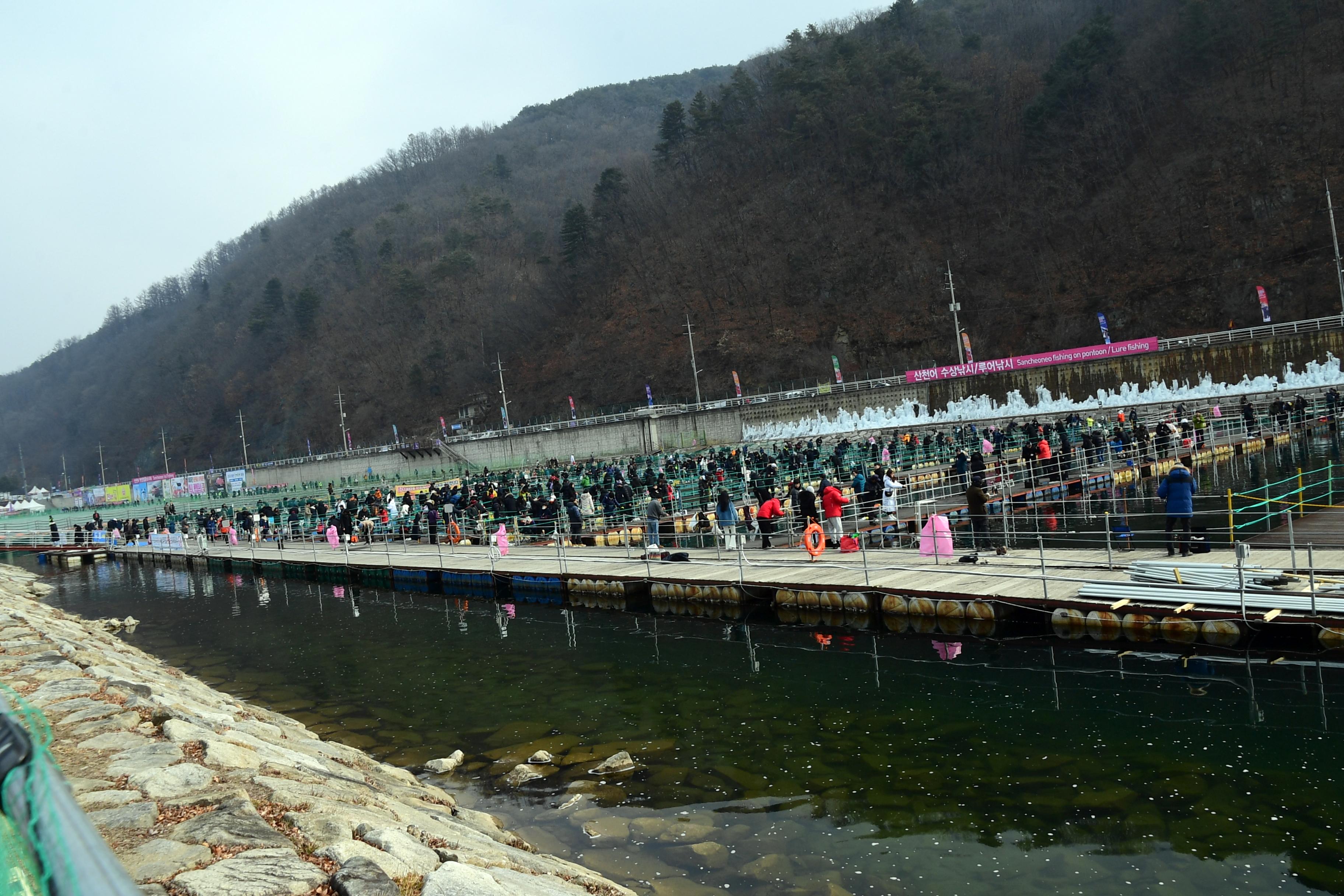 2020 화천산천어축제 산천어 수상낚시터 전경 의 사진