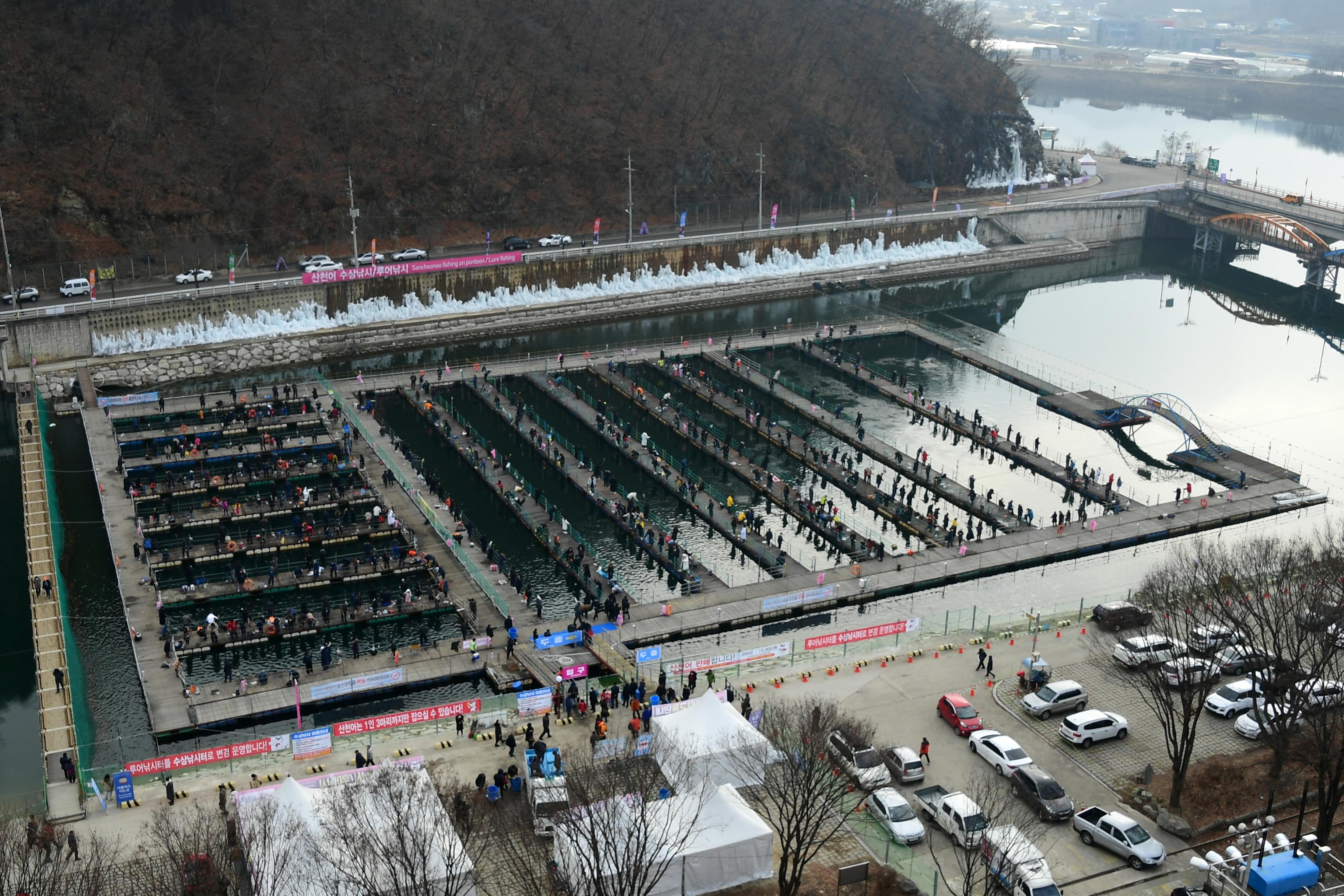 2020 화천산천어축제 산천어 수상낚시터 전경 의 사진