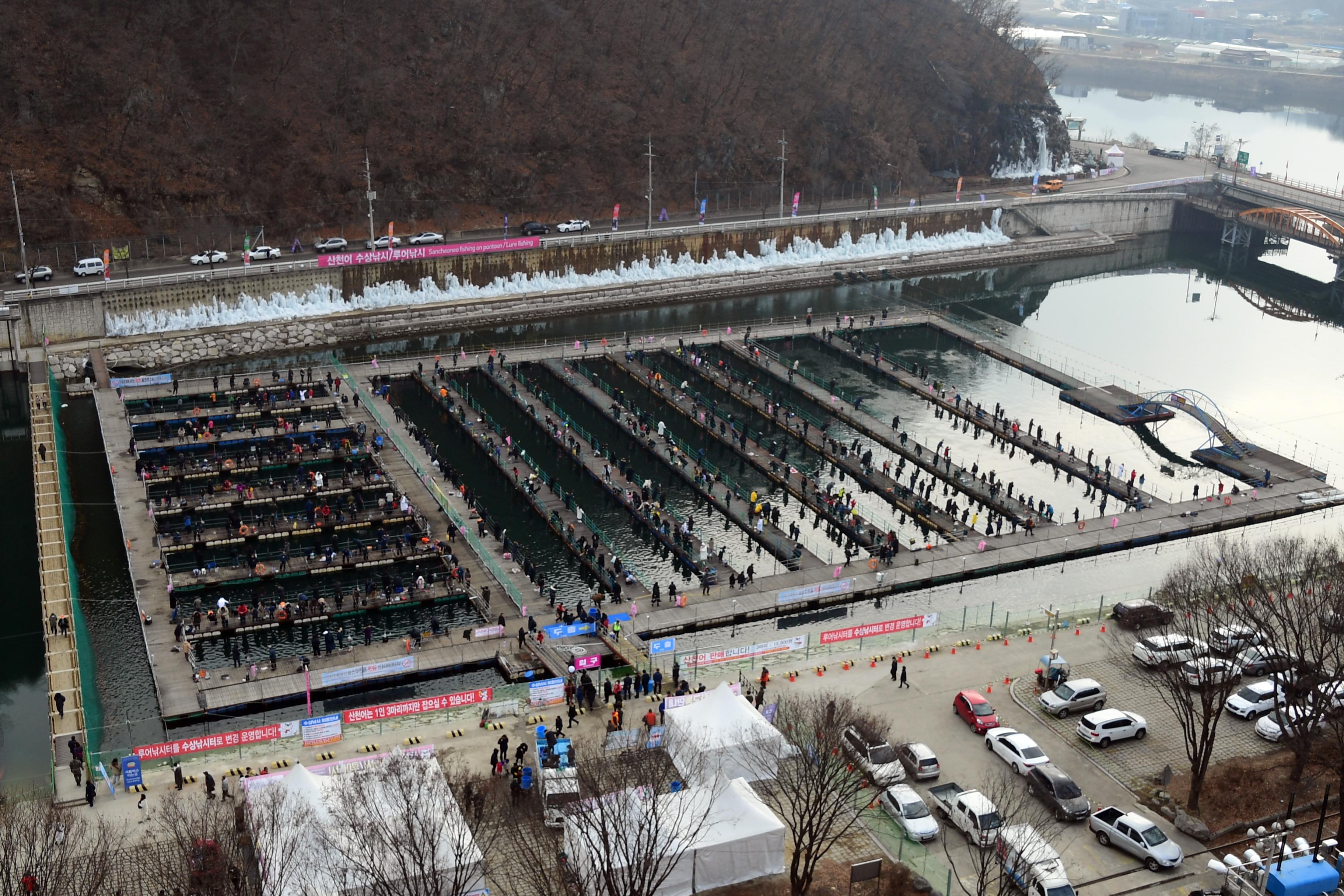 2020 화천산천어축제 산천어 수상낚시터 전경 의 사진