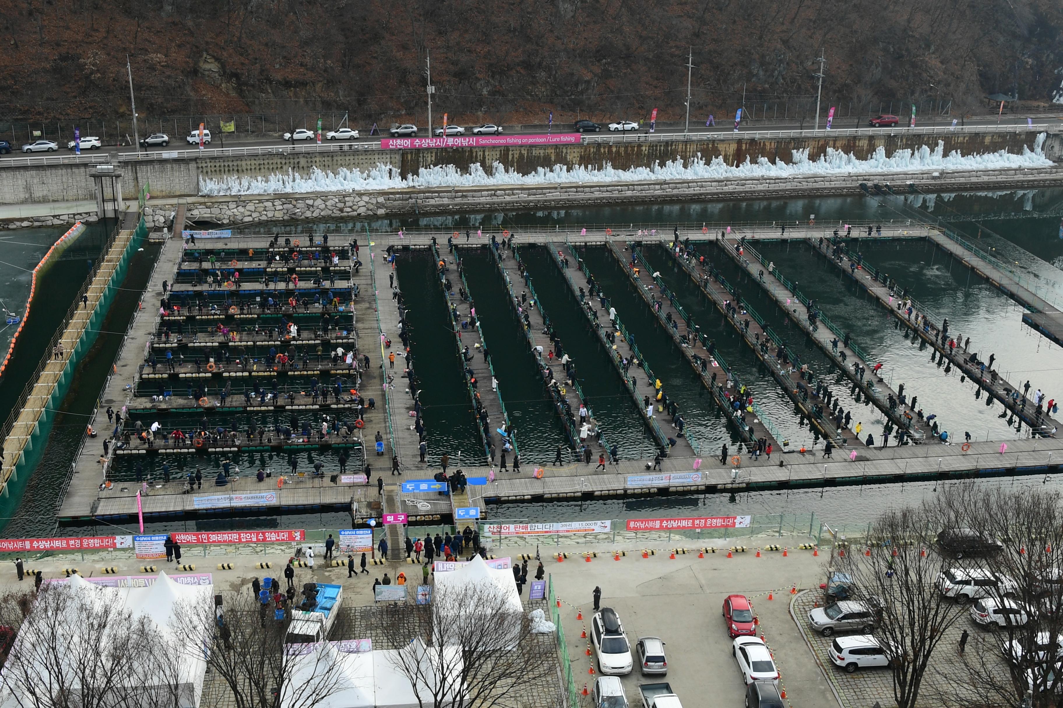 2020 화천산천어축제 산천어 수상낚시터 전경 의 사진