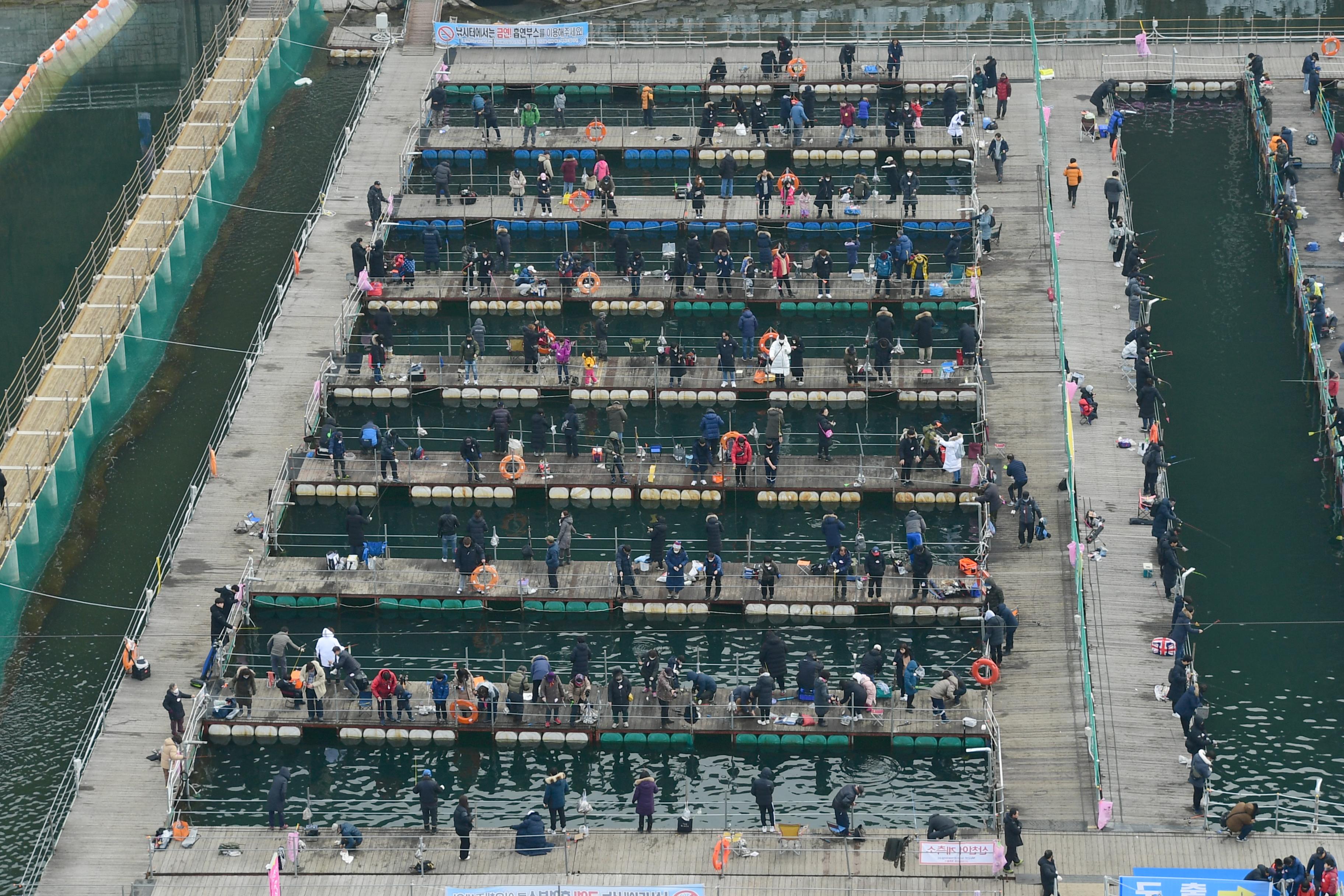 2020 화천산천어축제 산천어 수상낚시터 전경 의 사진