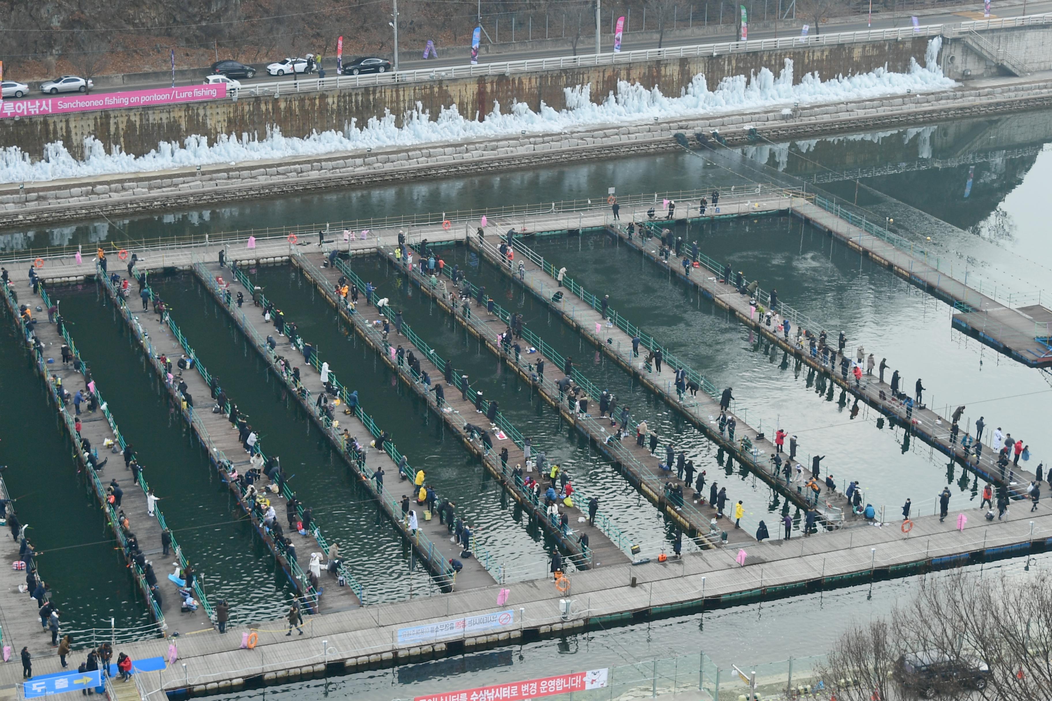 2020 화천산천어축제 산천어 수상낚시터 전경 의 사진