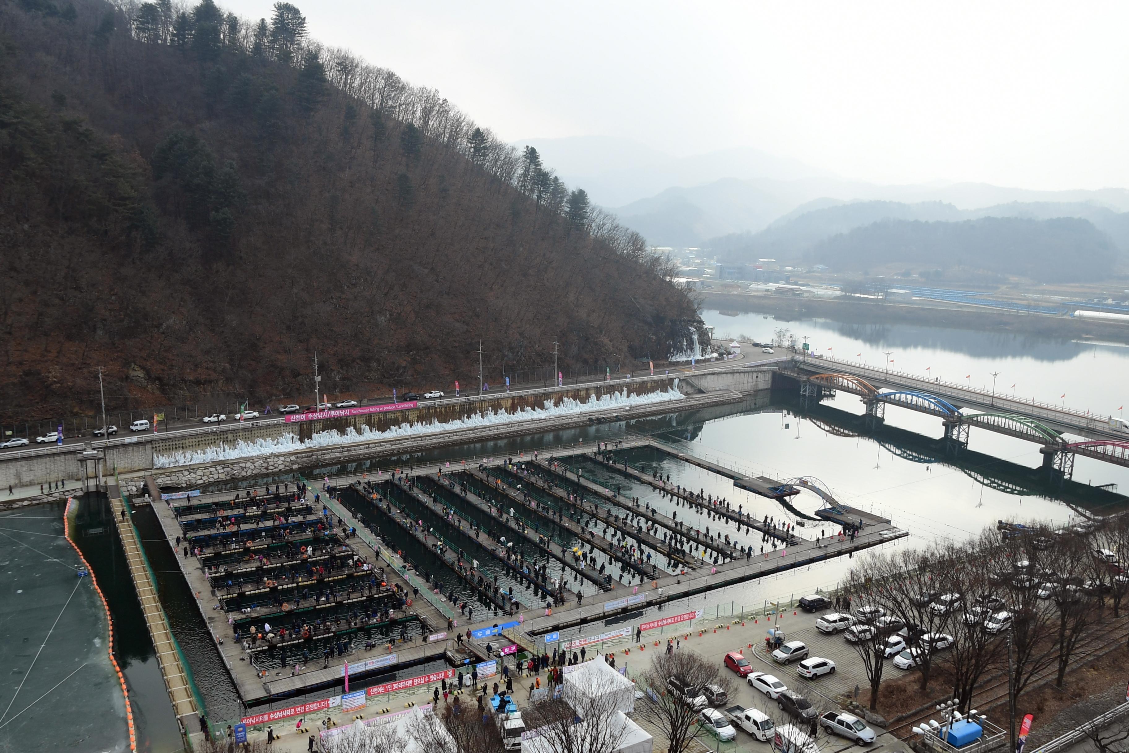 2020 화천산천어축제 산천어 수상낚시터 전경 의 사진