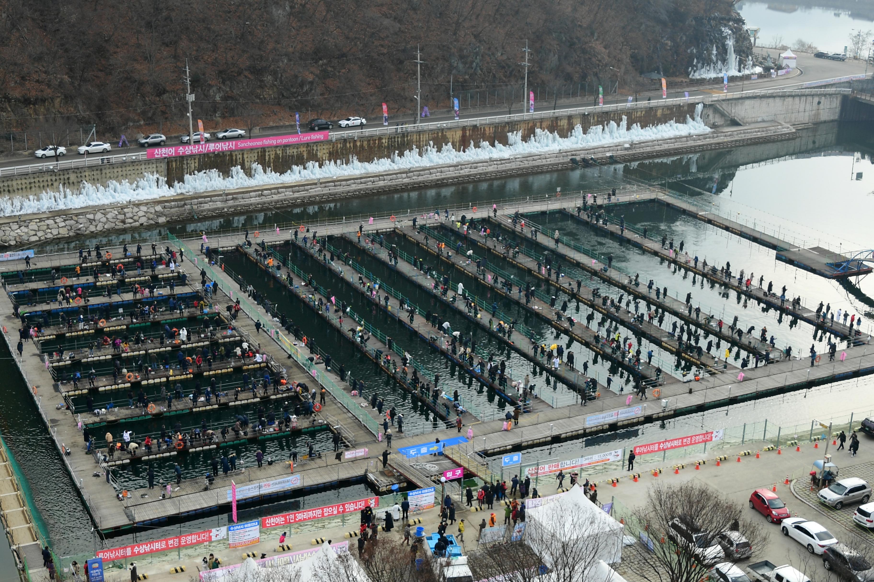 2020 화천산천어축제 산천어 수상낚시터 전경 의 사진