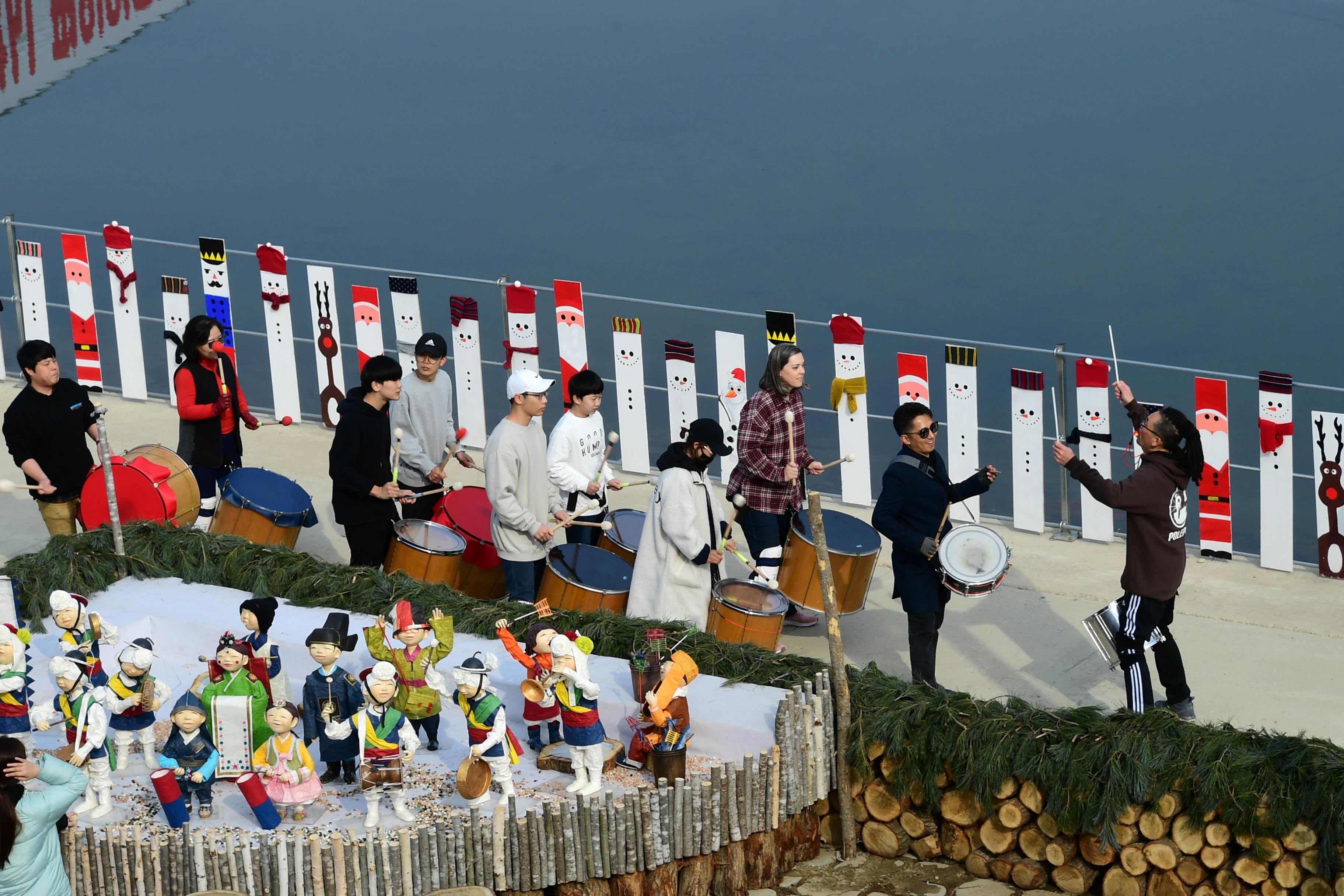 2020 화천산천어축제 민속문화촌장 바투카다 공연 전경 의 사진