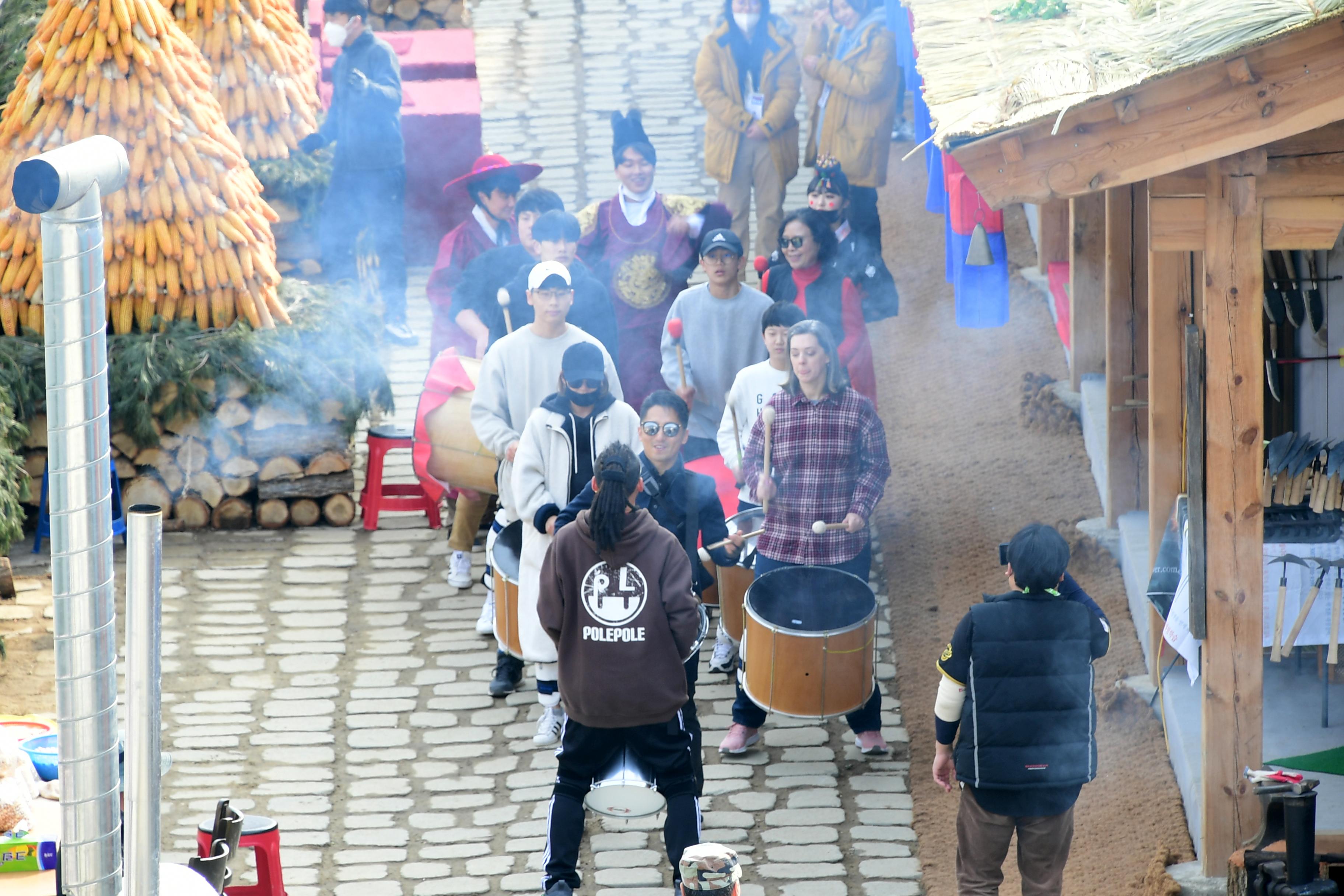 2020 화천산천어축제 민속문화촌장 바투카다 공연 전경 의 사진