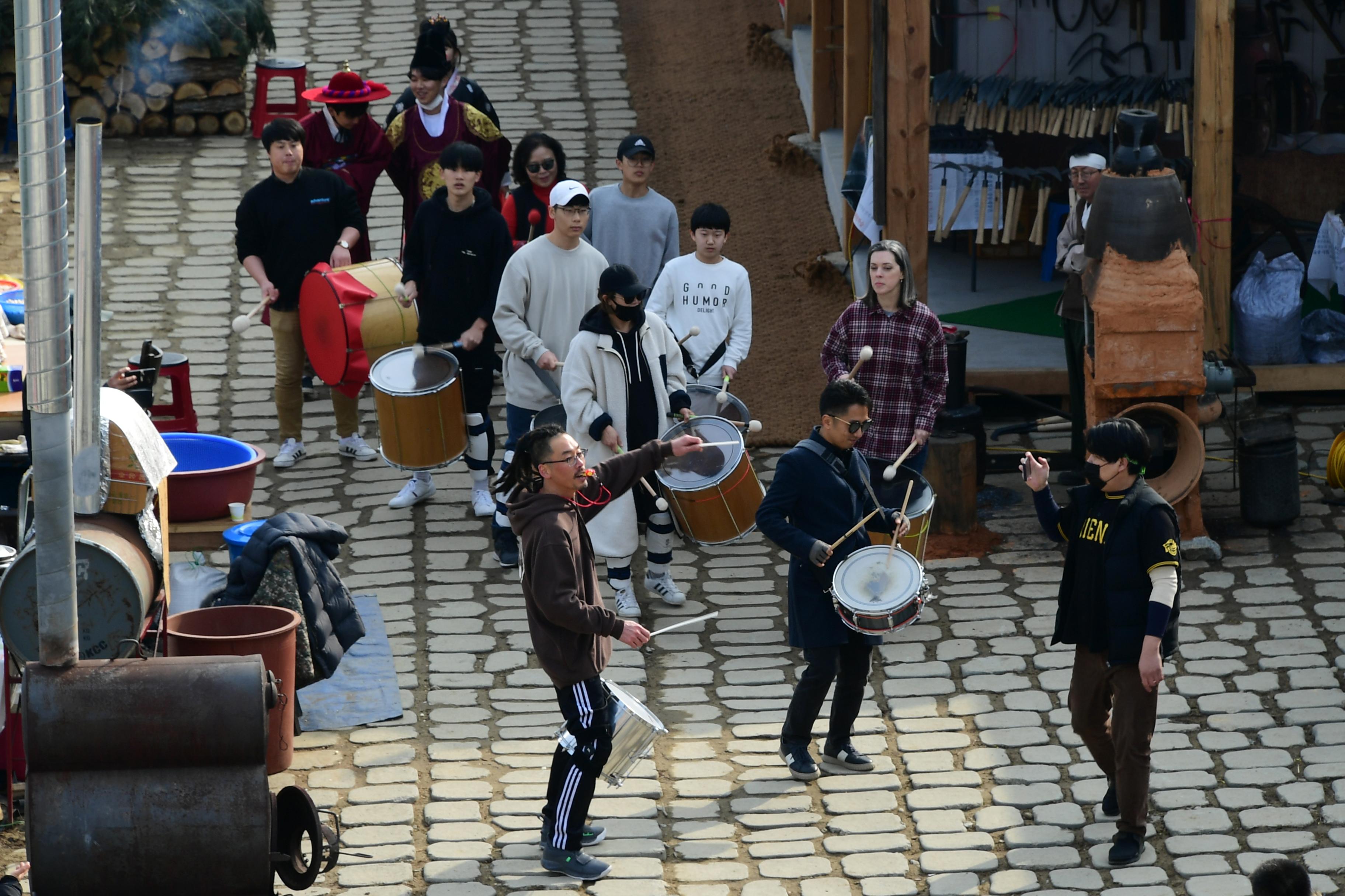 2020 화천산천어축제 민속문화촌장 바투카다 공연 전경 의 사진