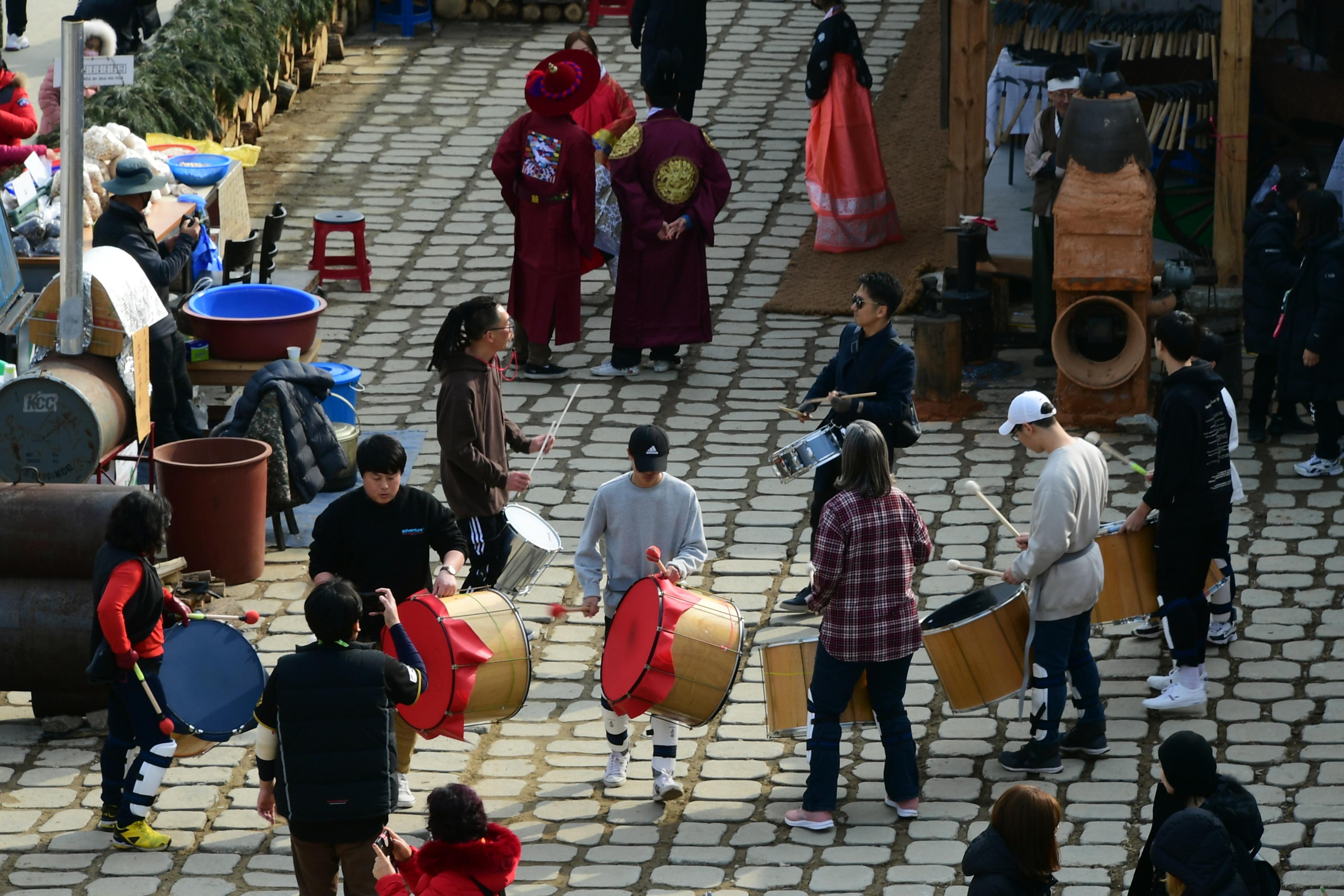 2020 화천산천어축제 민속문화촌장 바투카다 공연 전경 의 사진