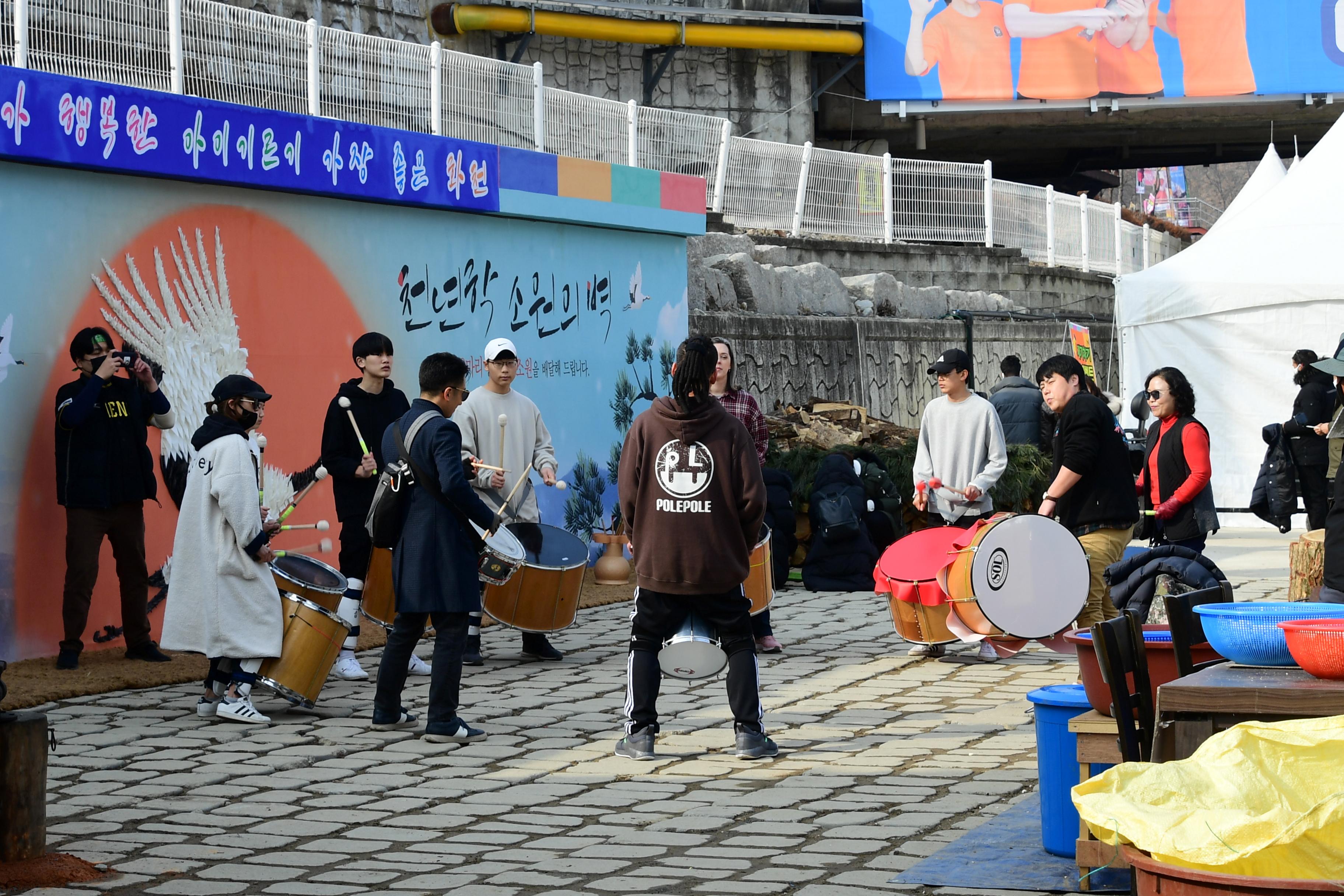 2020 화천산천어축제 민속문화촌장 바투카다 공연 전경 의 사진