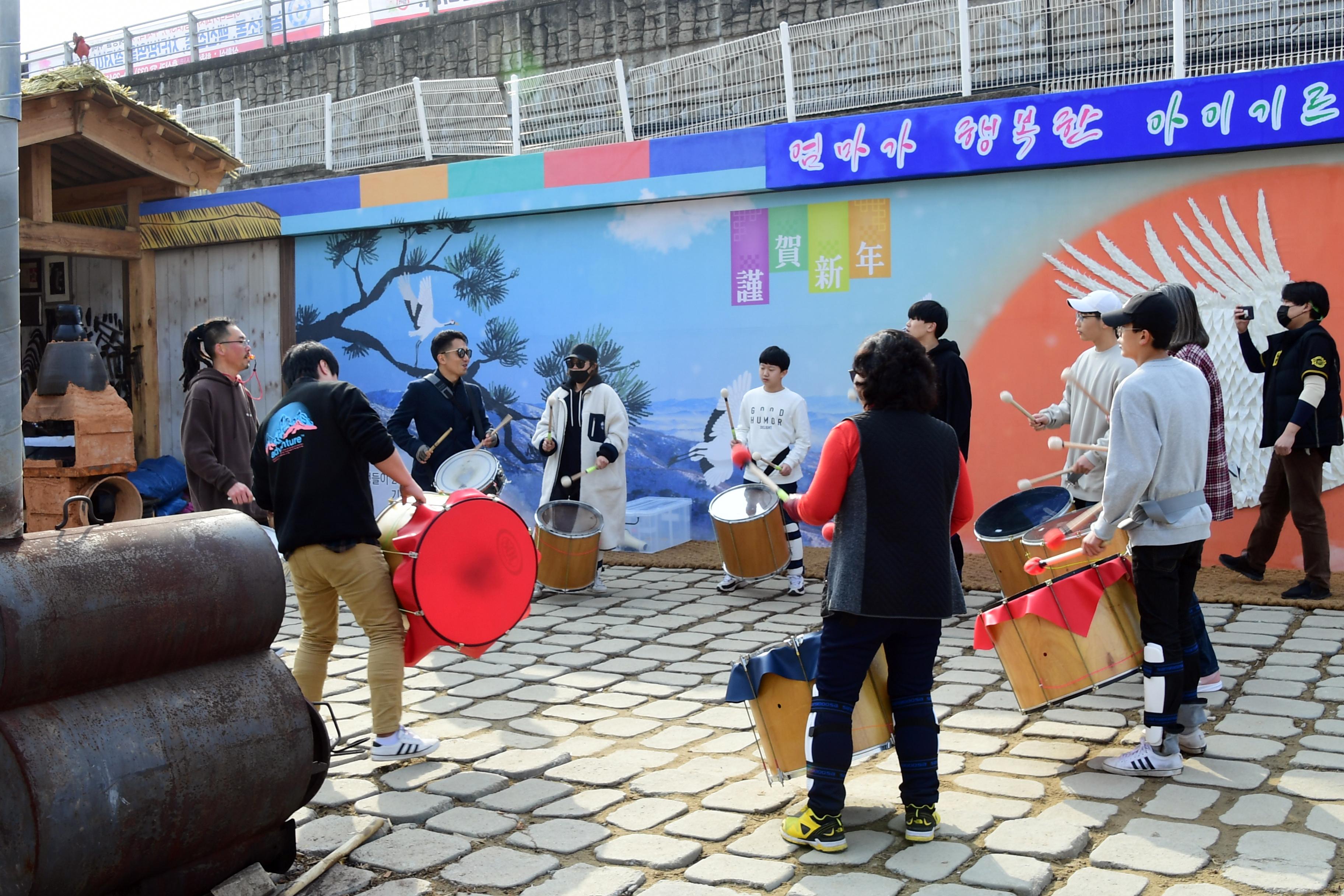 2020 화천산천어축제 민속문화촌장 바투카다 공연 전경 의 사진