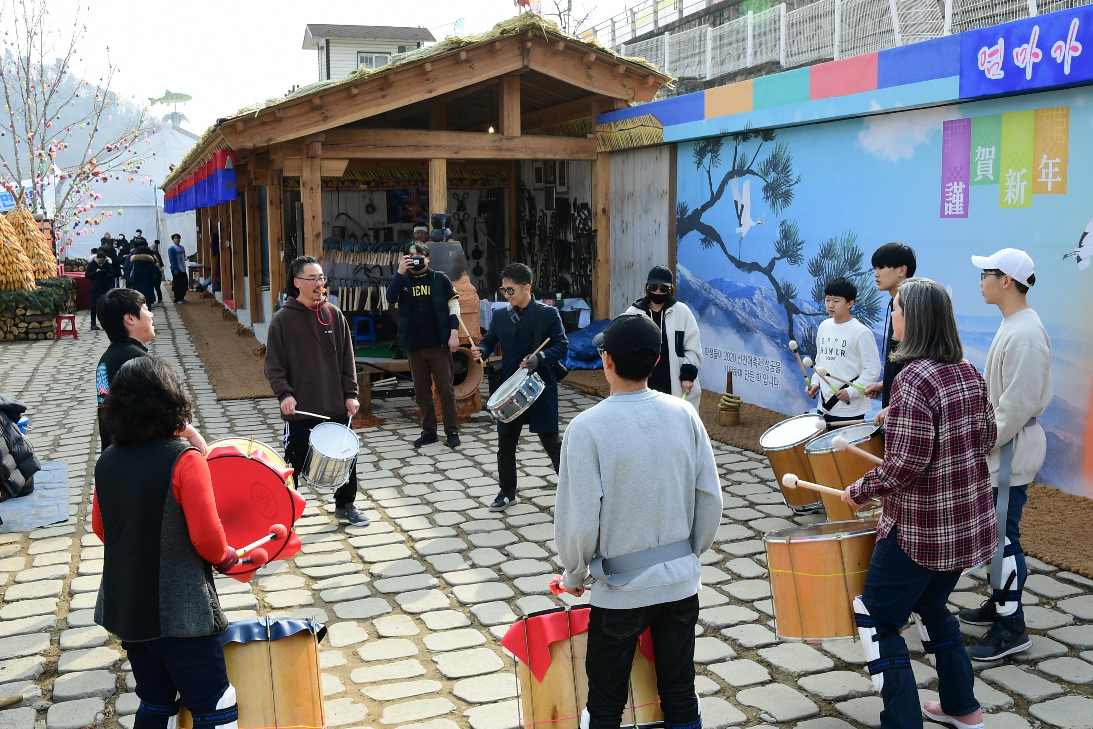 2020 화천산천어축제 민속문화촌장 바투카다 공연 전경 의 사진