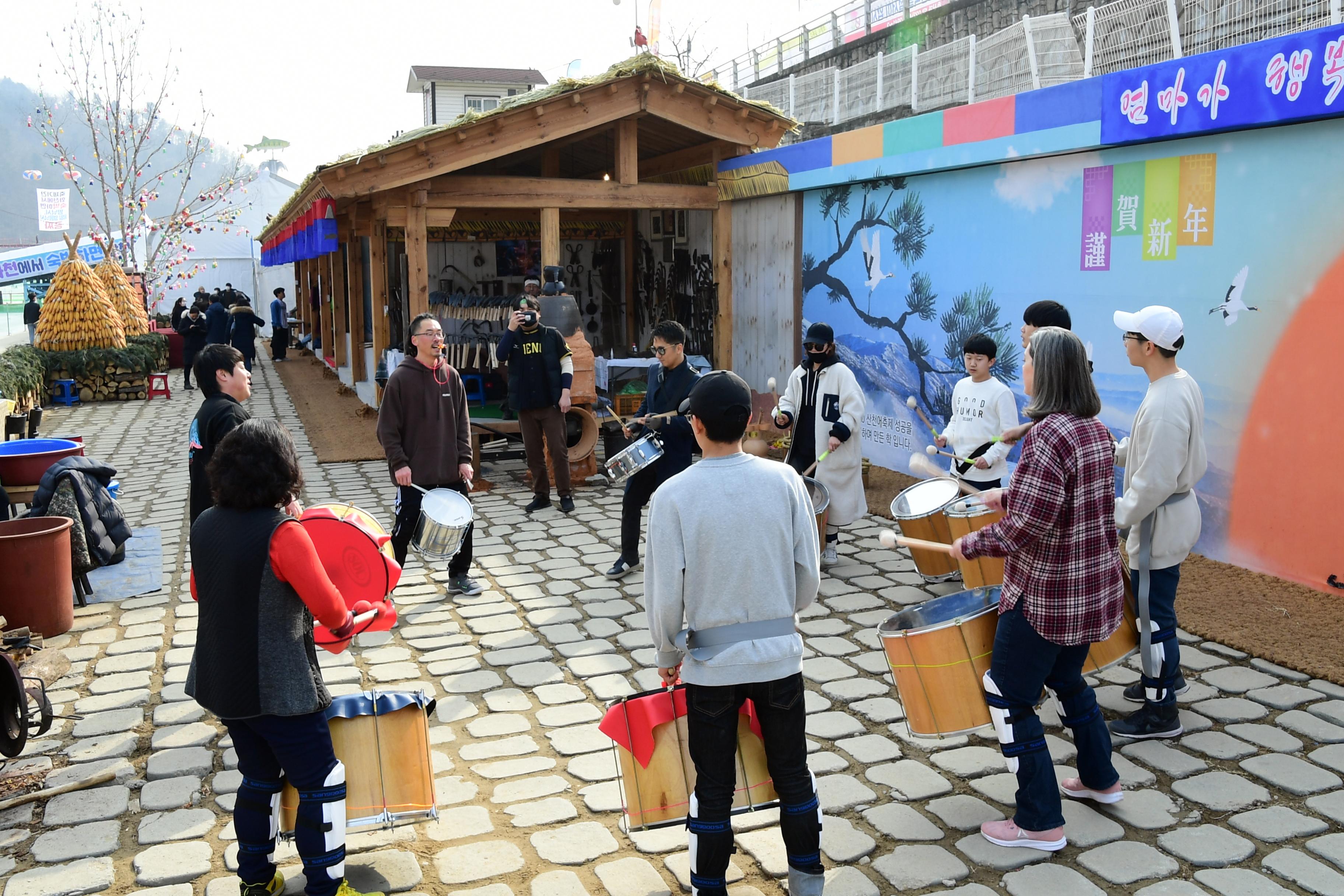 2020 화천산천어축제 민속문화촌장 바투카다 공연 전경 의 사진