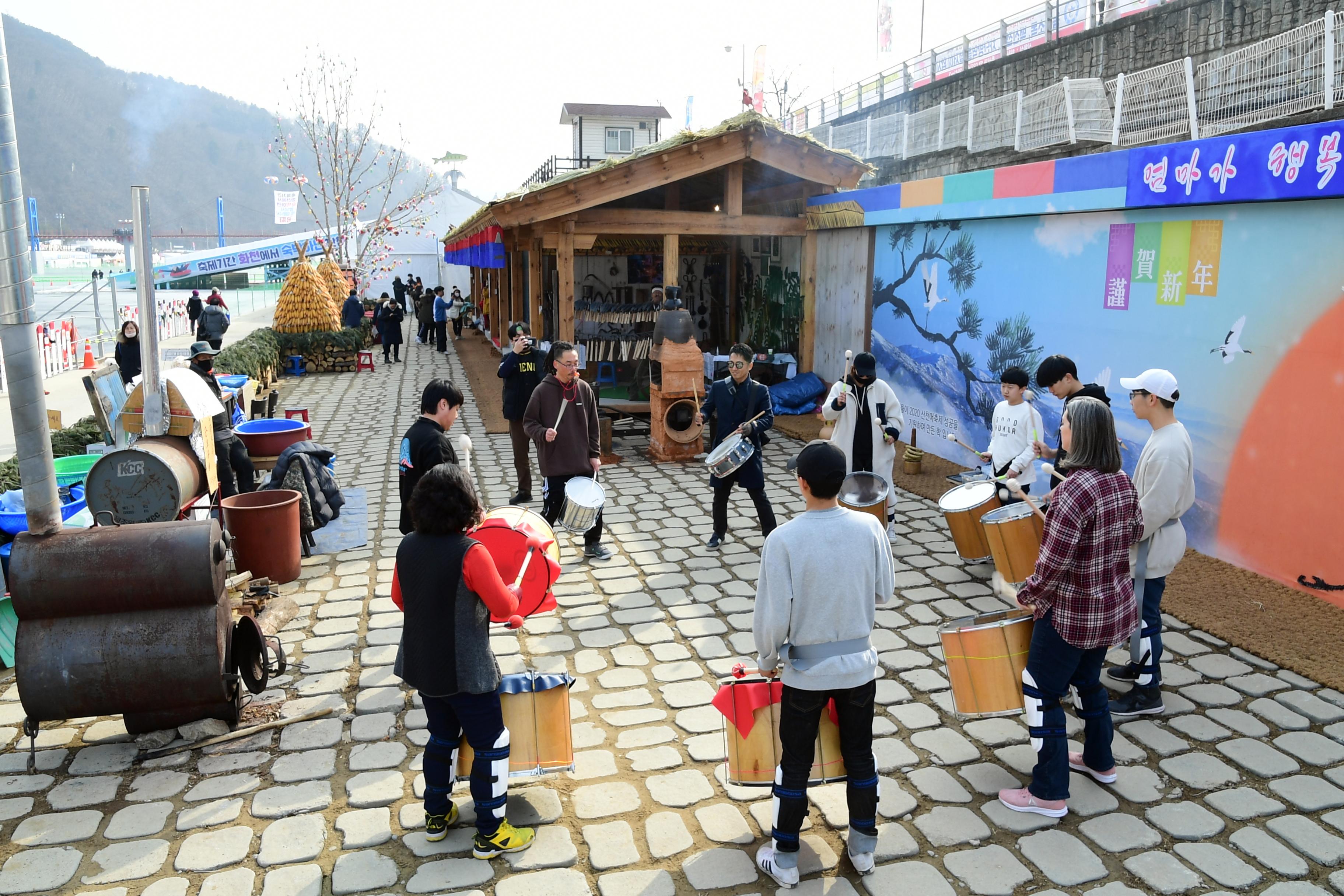 2020 화천산천어축제 민속문화촌장 바투카다 공연 전경 의 사진