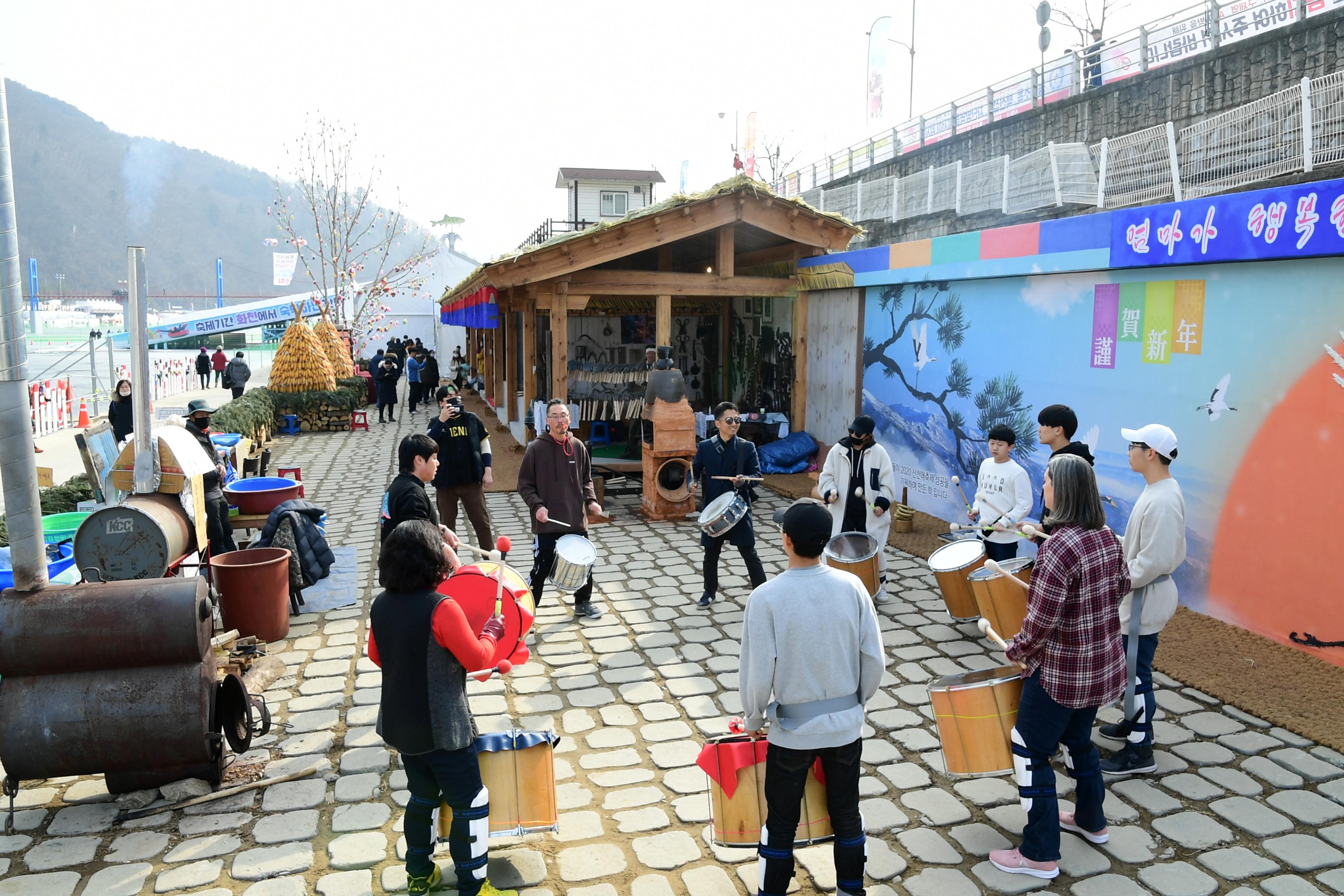 2020 화천산천어축제 민속문화촌장 바투카다 공연 전경 의 사진