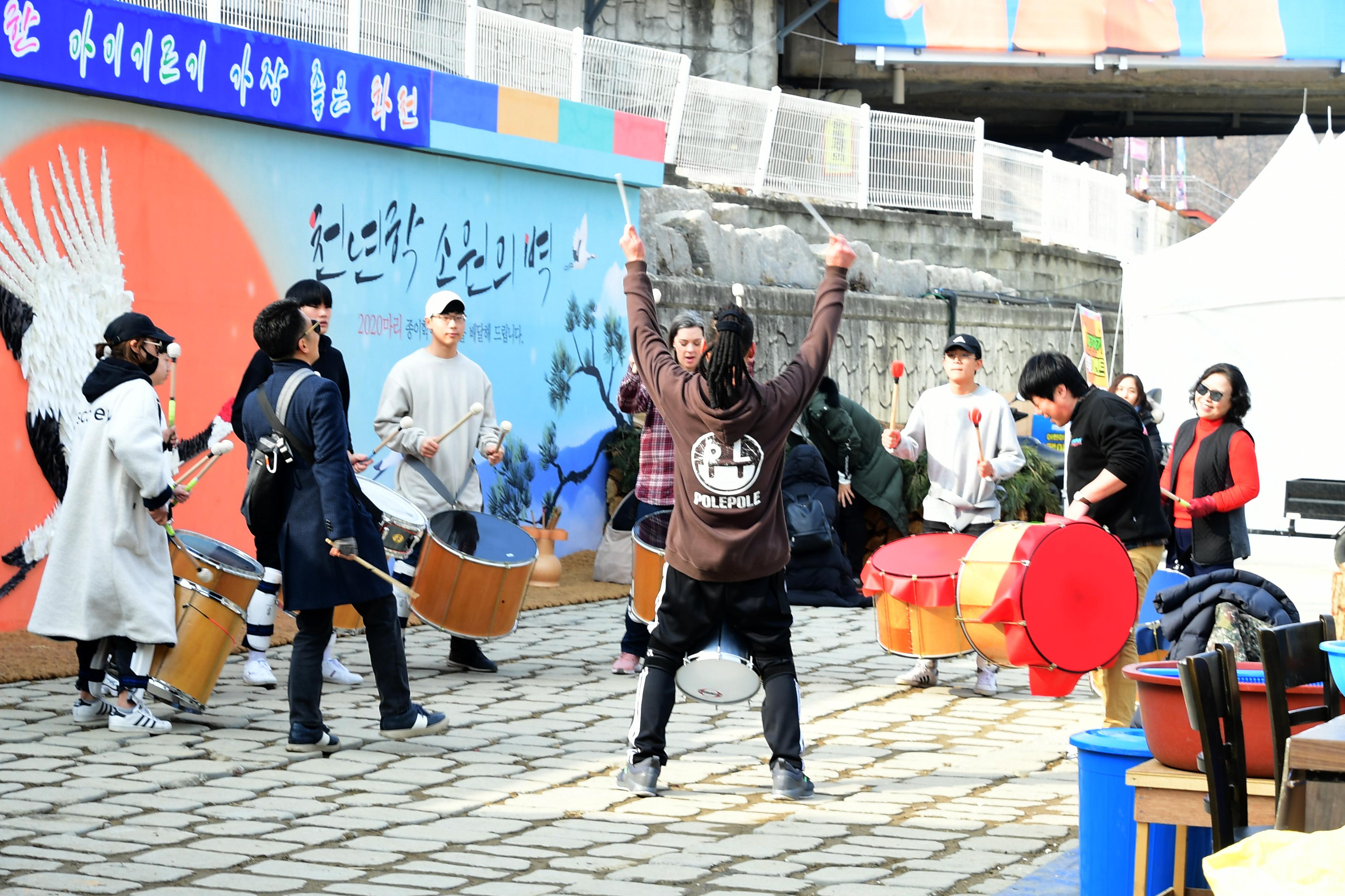 2020 화천산천어축제 민속문화촌장 바투카다 공연 전경 의 사진