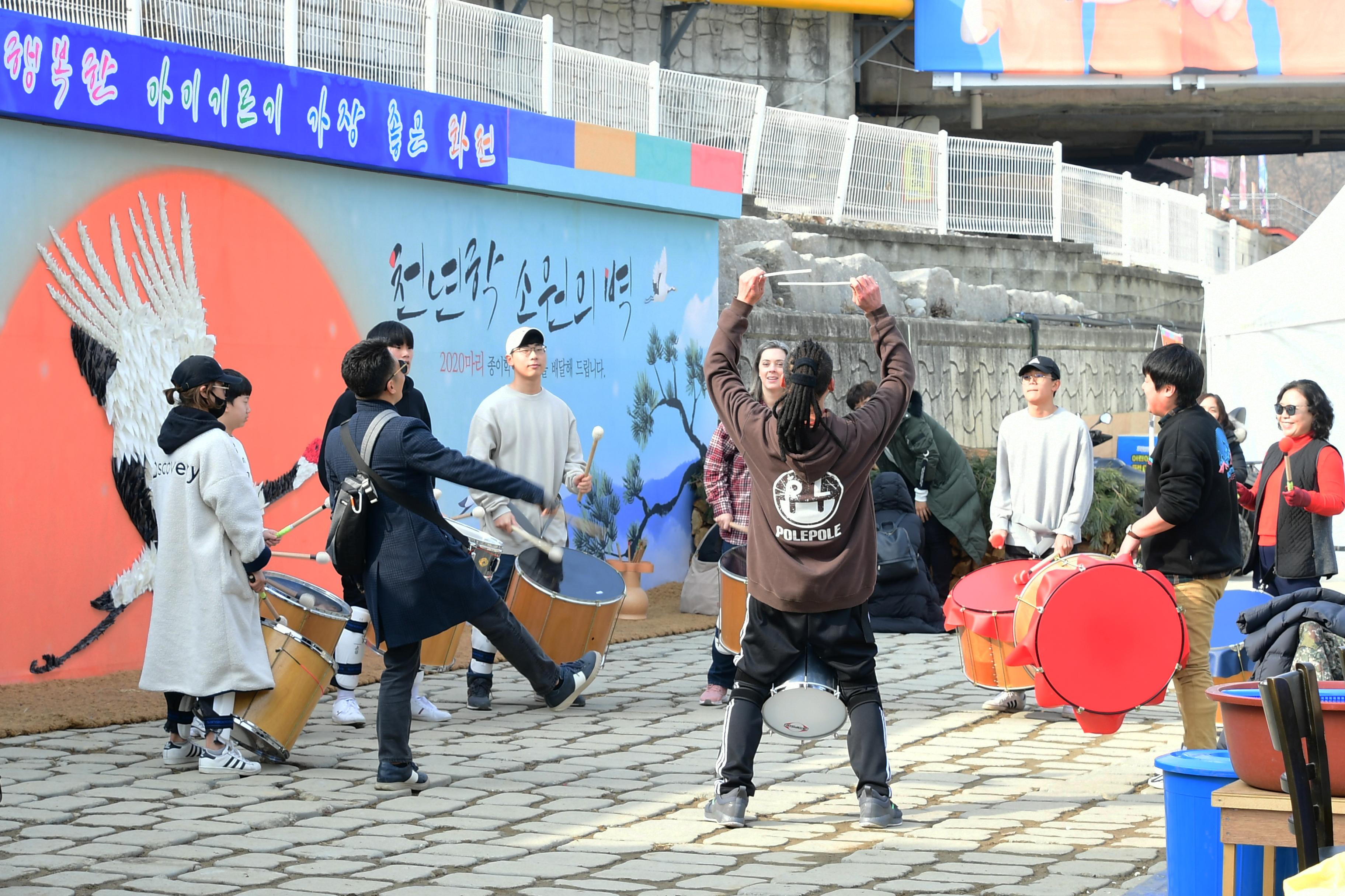 2020 화천산천어축제 민속문화촌장 바투카다 공연 전경 의 사진