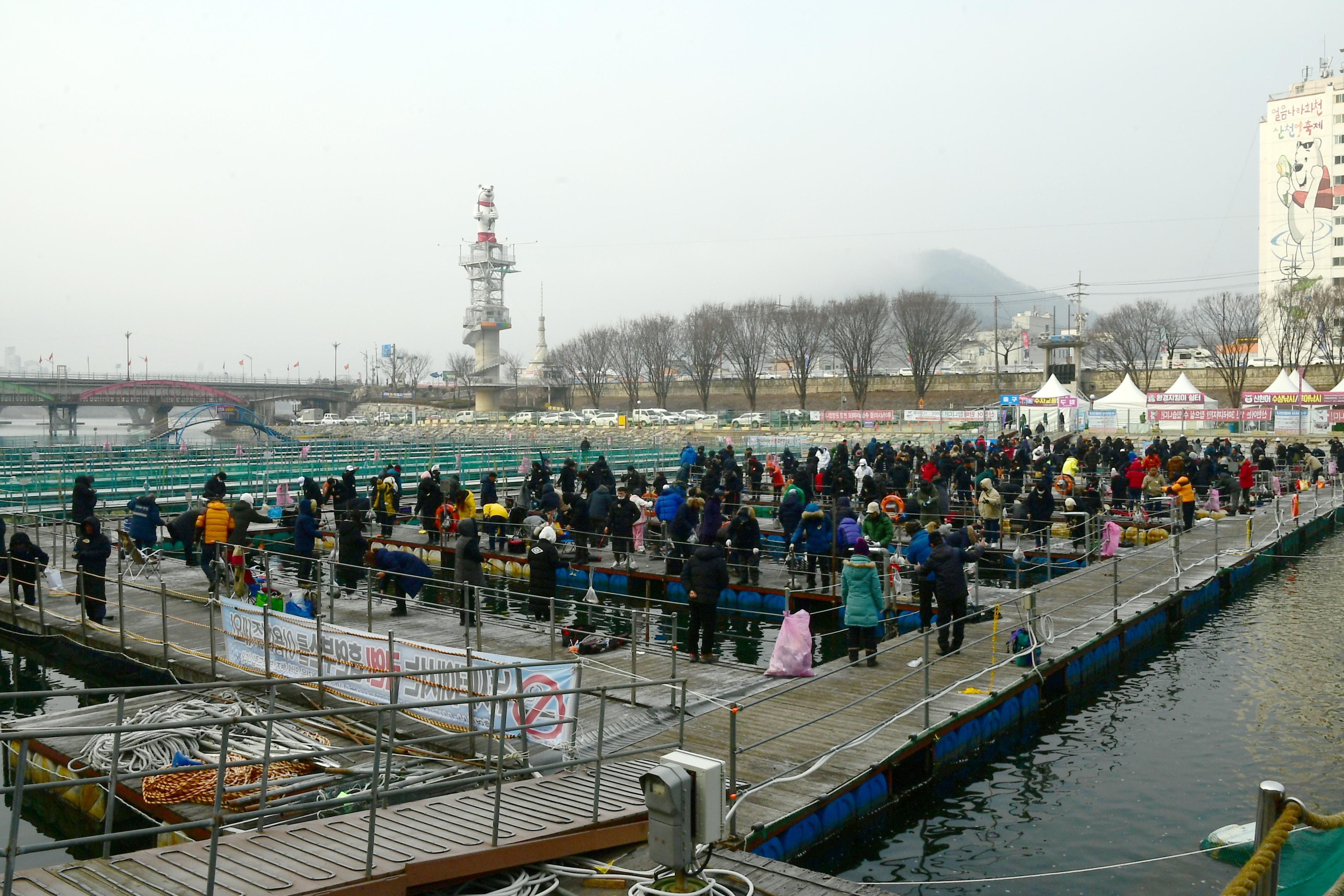 2020 화천산천어축제 산천어 수상낚시터 전경 의 사진