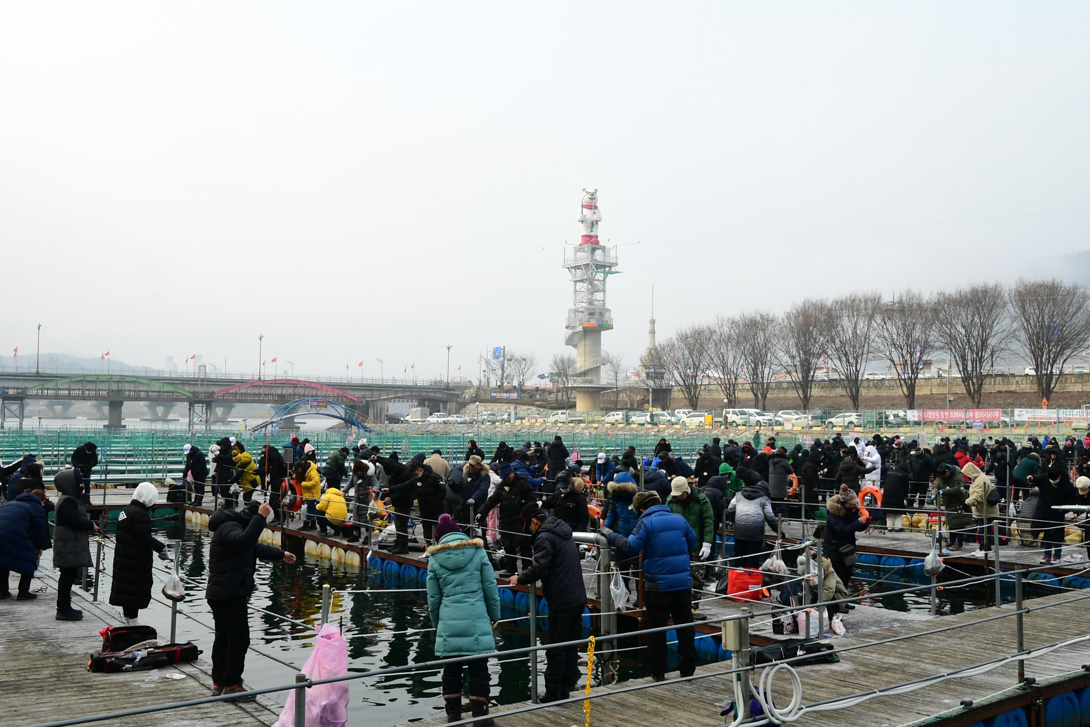 2020 화천산천어축제 산천어 수상낚시터 전경 의 사진