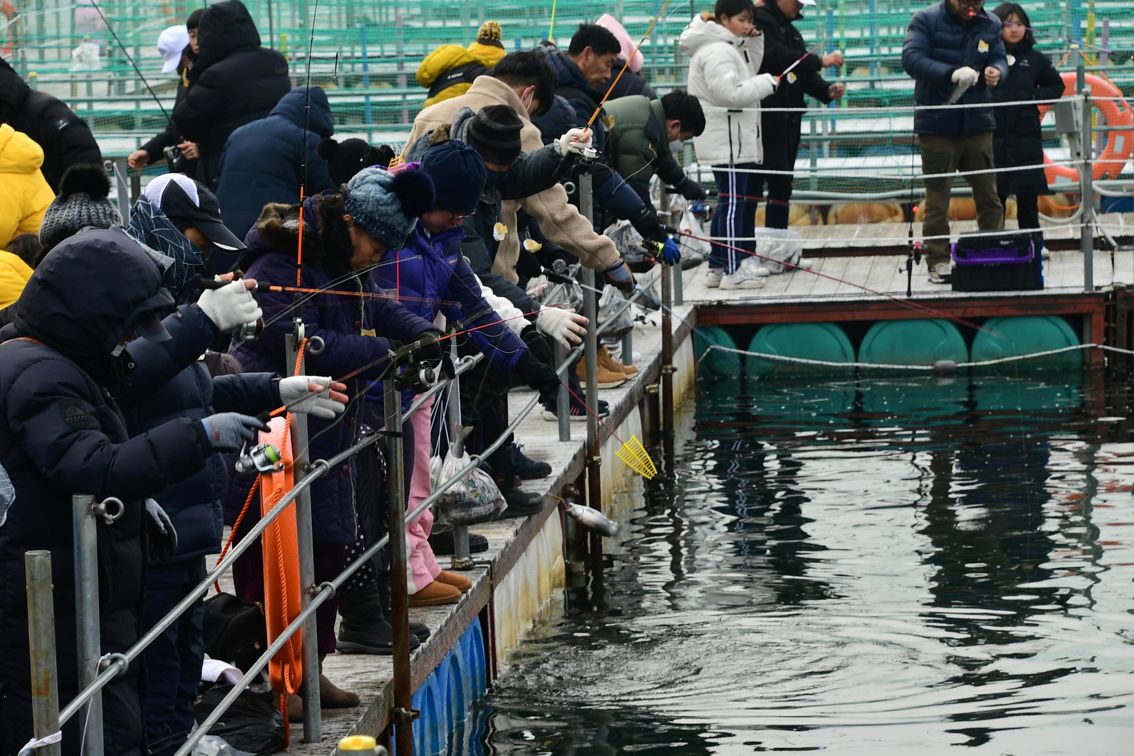 2020 화천산천어축제 산천어 수상낚시터 전경 의 사진