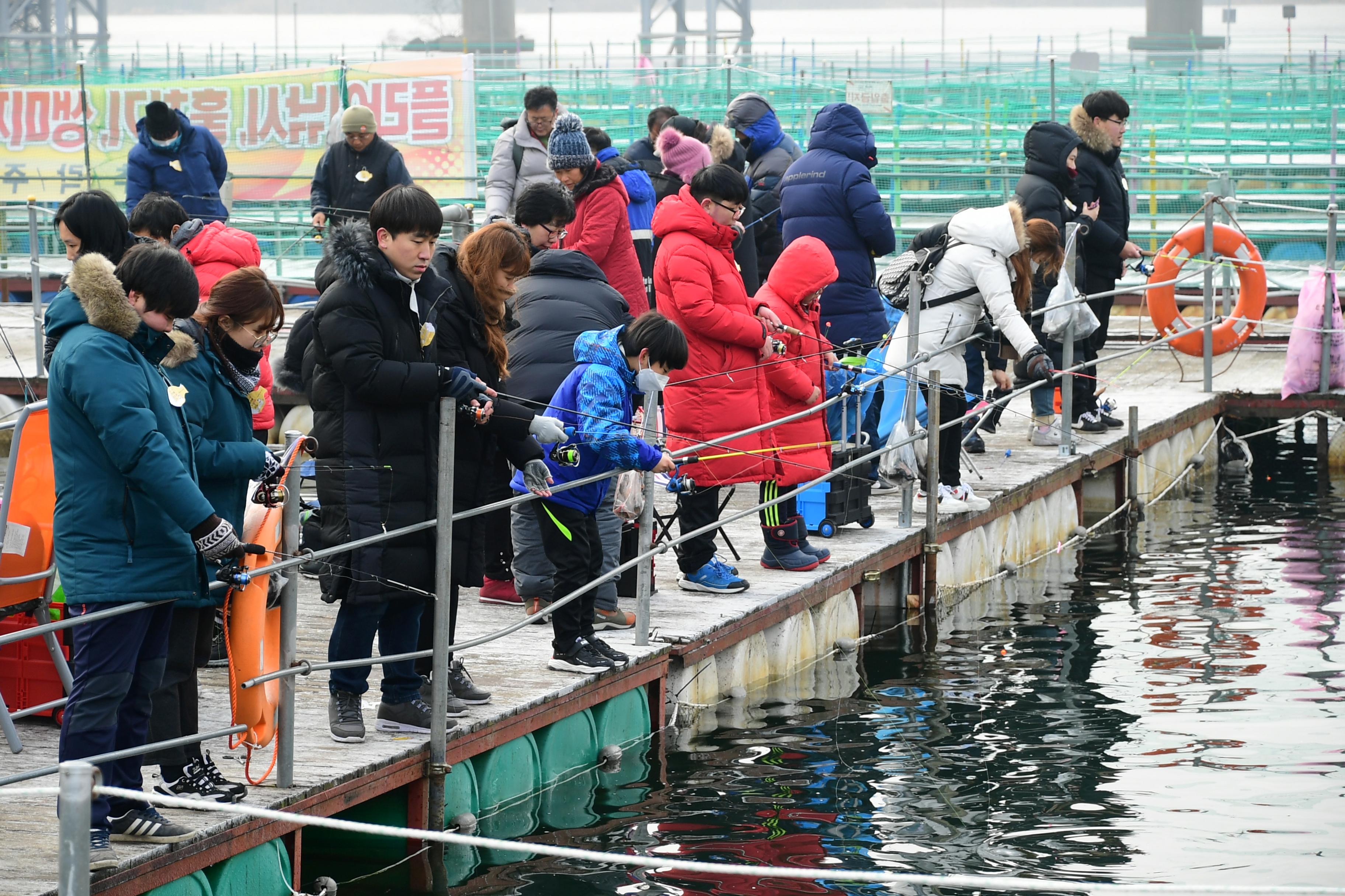 2020 화천산천어축제 산천어 수상낚시터 전경 의 사진