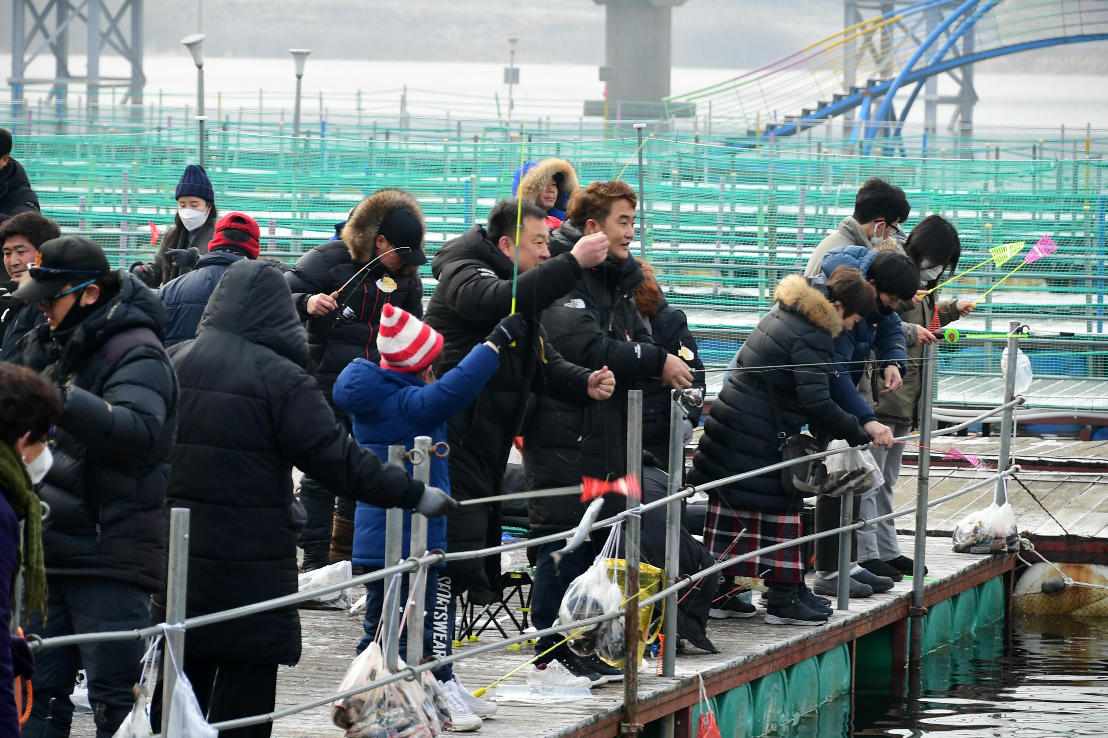 2020 화천산천어축제 산천어 수상낚시터 전경 의 사진