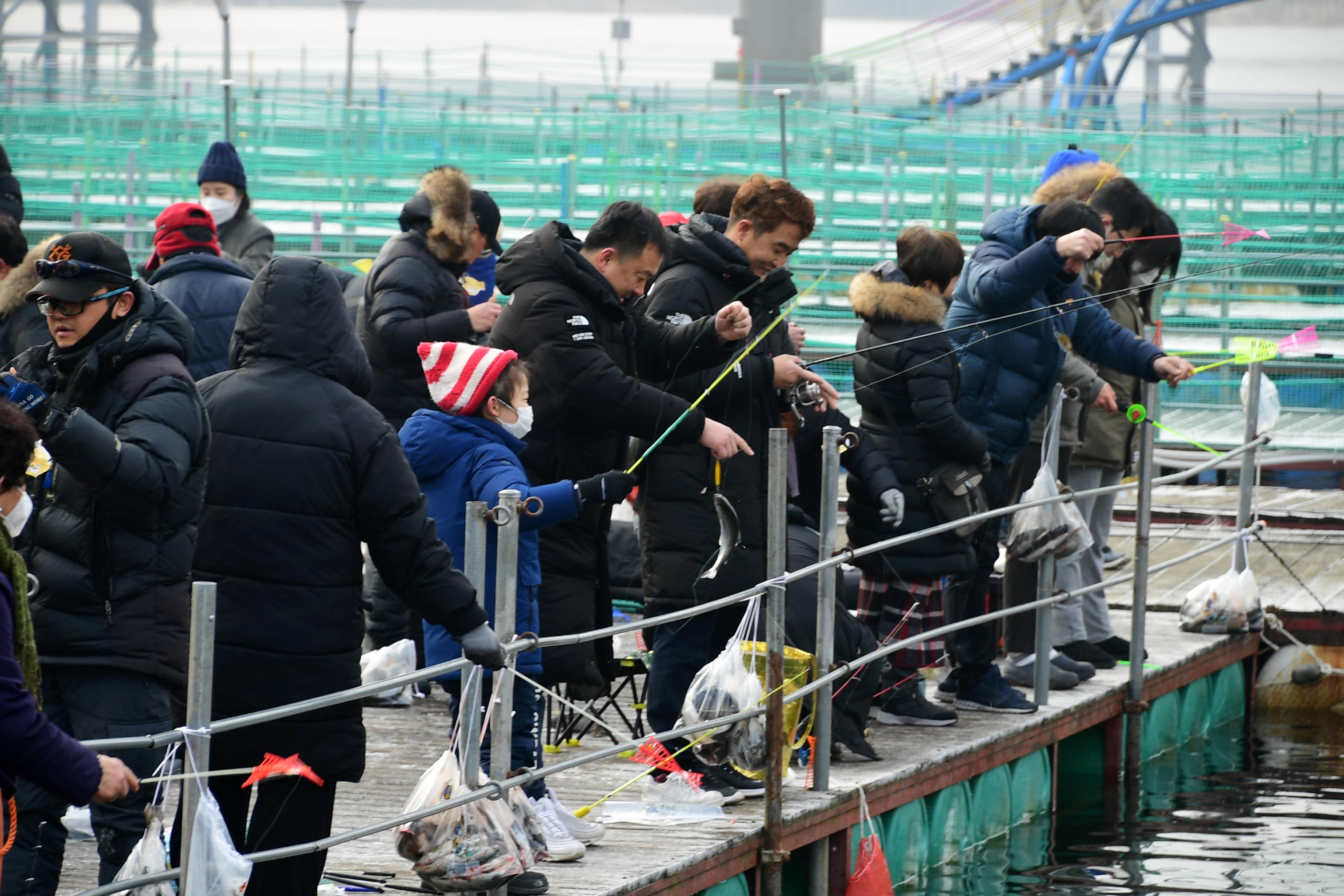 2020 화천산천어축제 산천어 수상낚시터 전경 의 사진