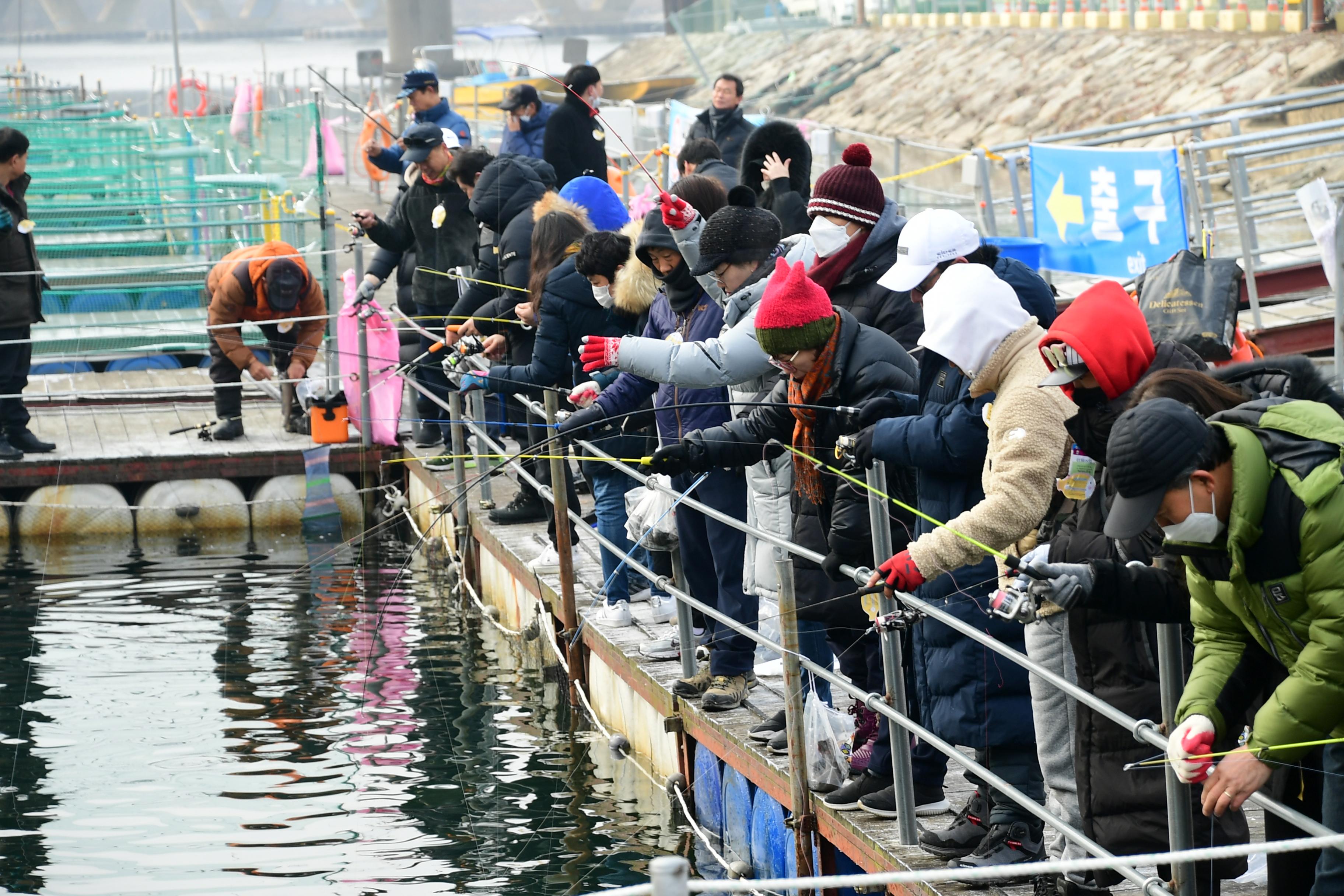 2020 화천산천어축제 산천어 수상낚시터 전경 의 사진