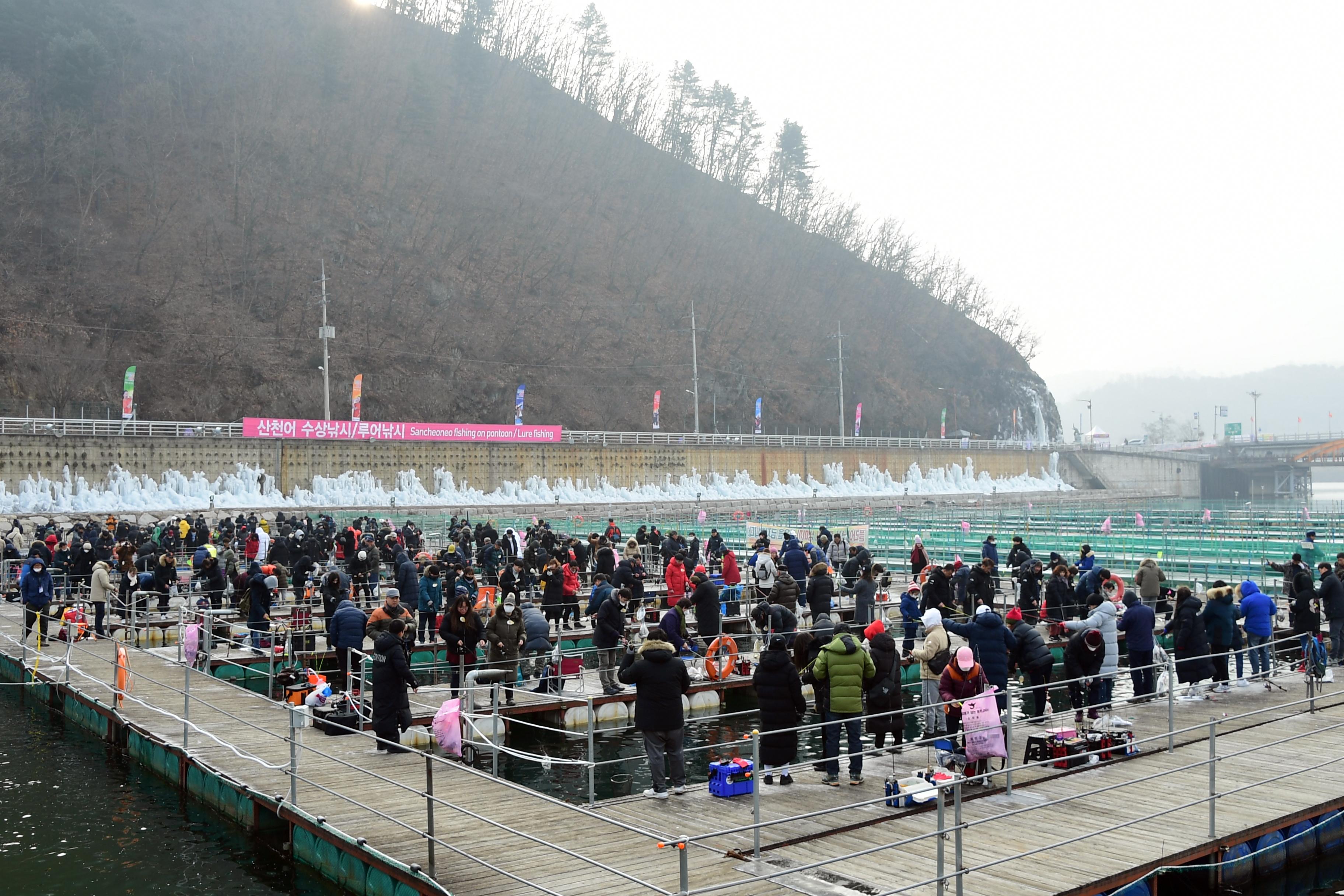 2020 화천산천어축제 산천어 수상낚시터 전경 의 사진