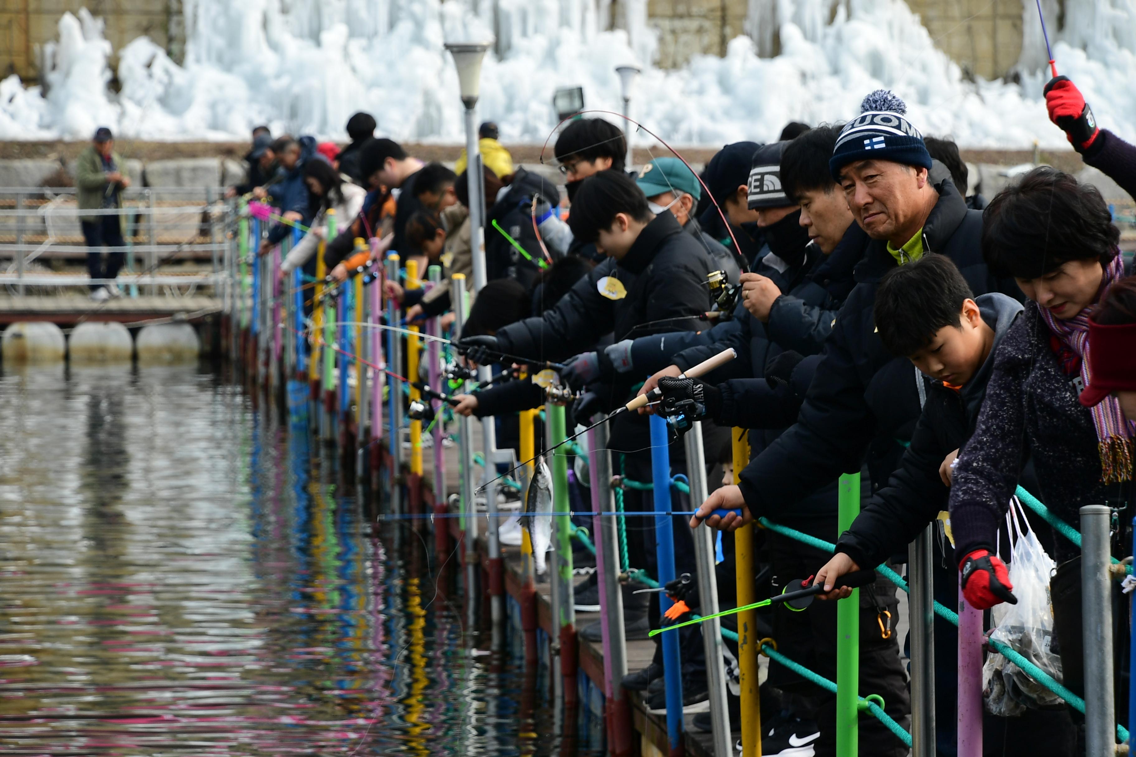 2020 화천산천어축제 산천어 수상낚시터 전경 의 사진