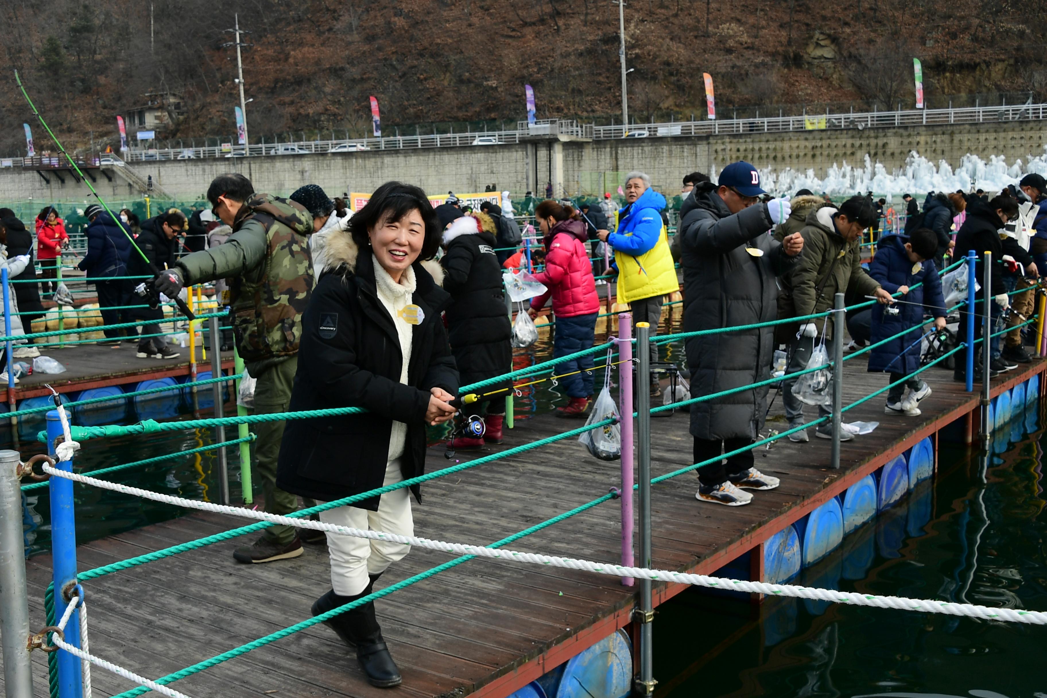 2020 화천산천어축제 산천어 수상낚시터 전경 의 사진