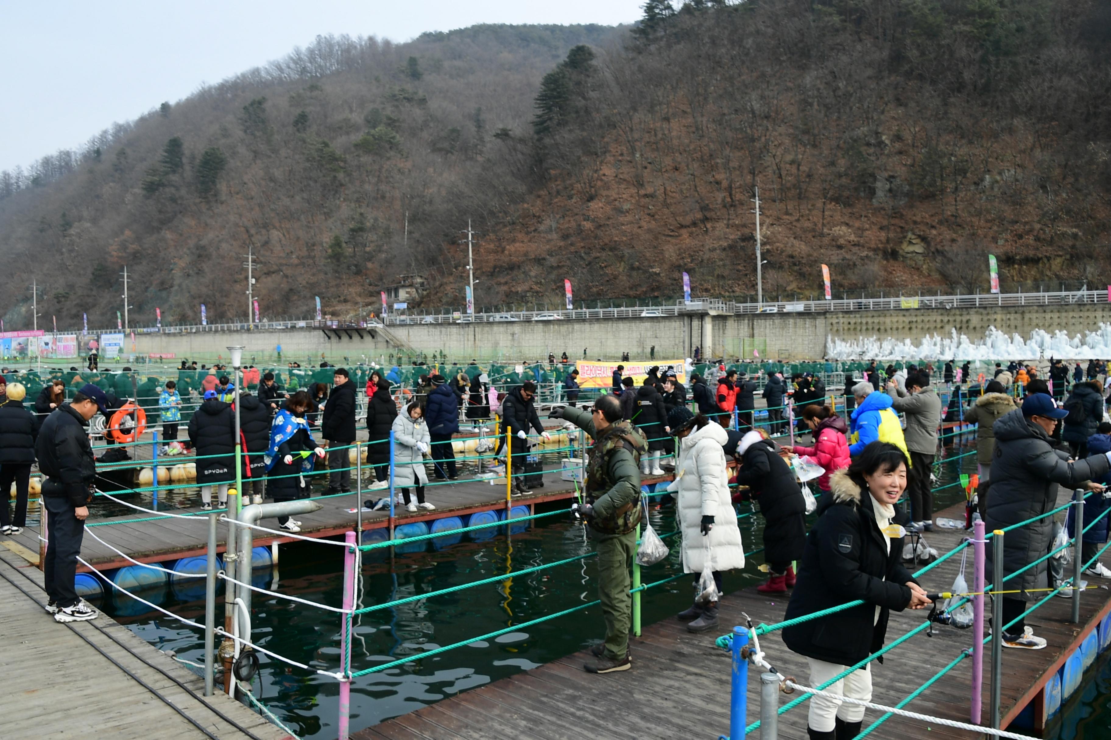 2020 화천산천어축제 산천어 수상낚시터 전경 의 사진