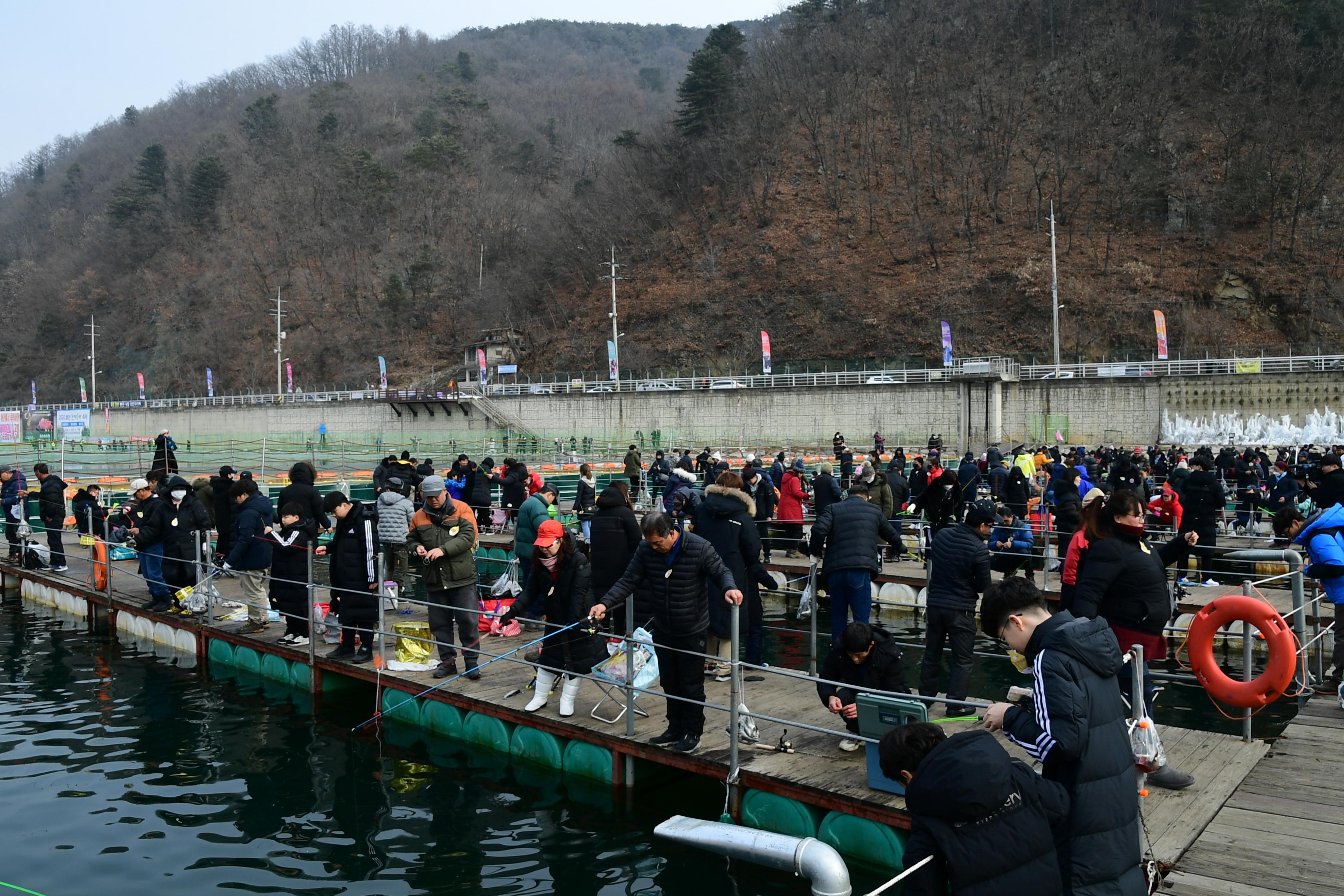 2020 화천산천어축제 산천어 수상낚시터 전경 의 사진