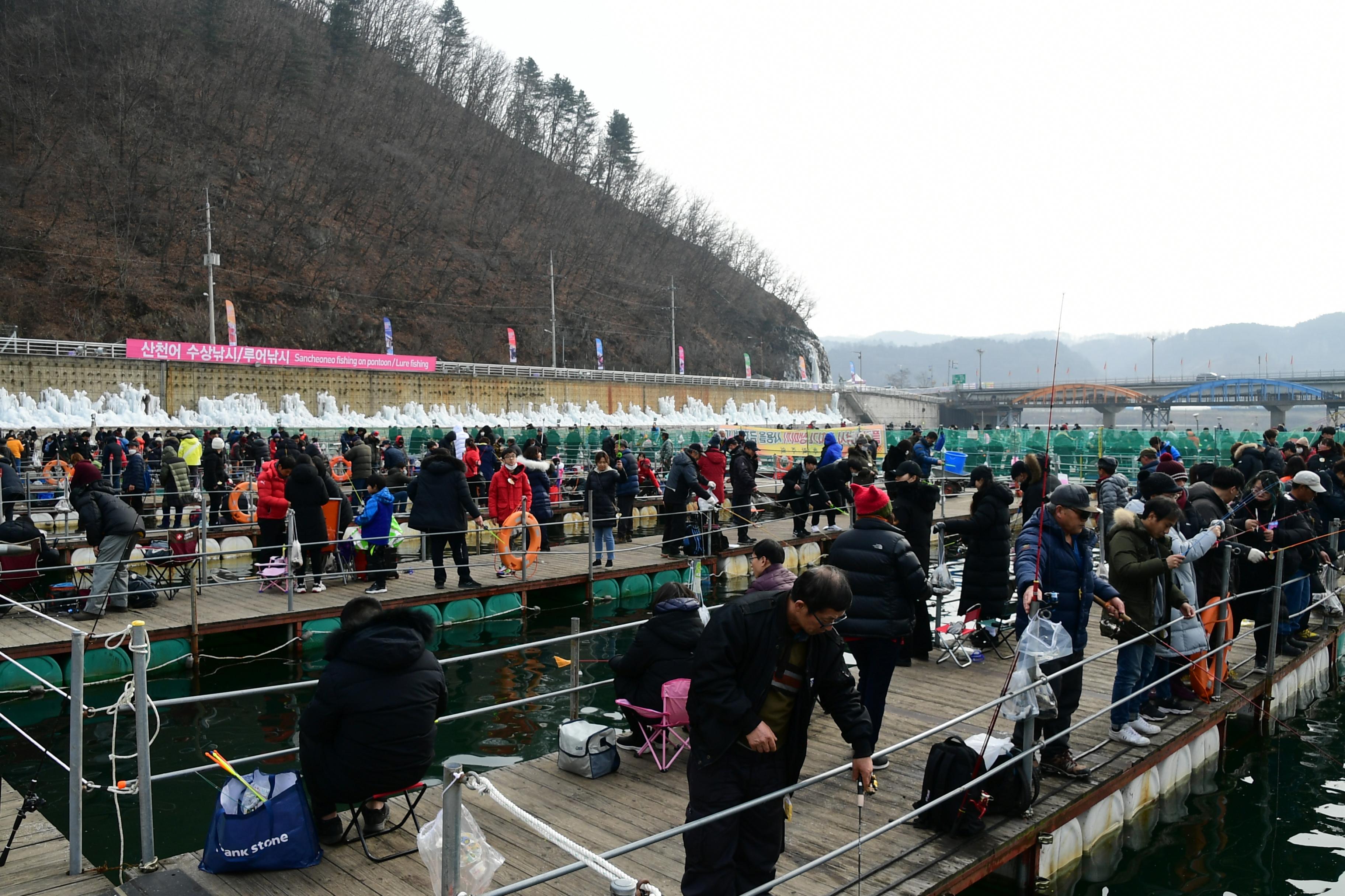 2020 화천산천어축제 산천어 수상낚시터 전경 의 사진