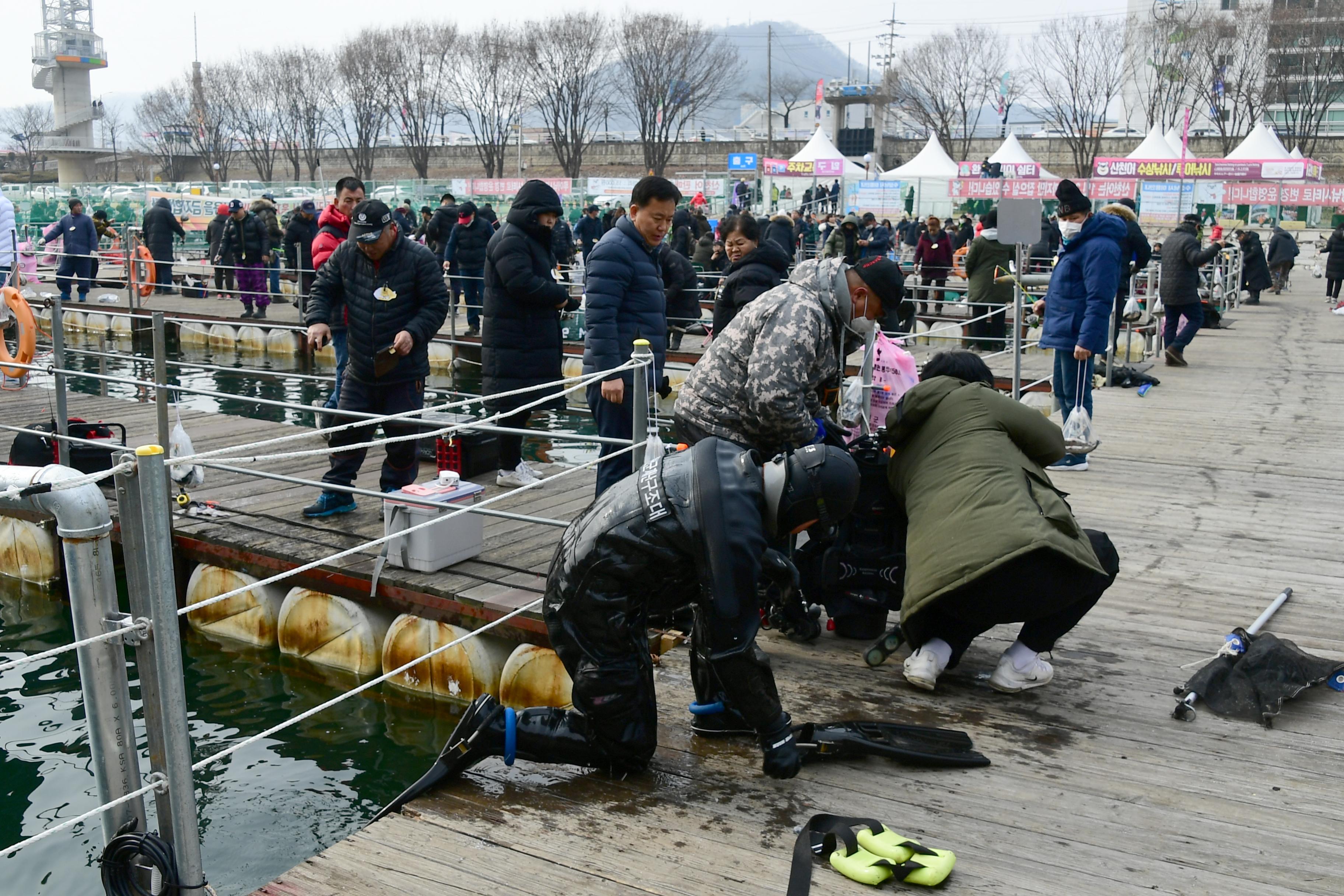 2020 화천산천어축제 산천어 수상낚시터 전경 의 사진