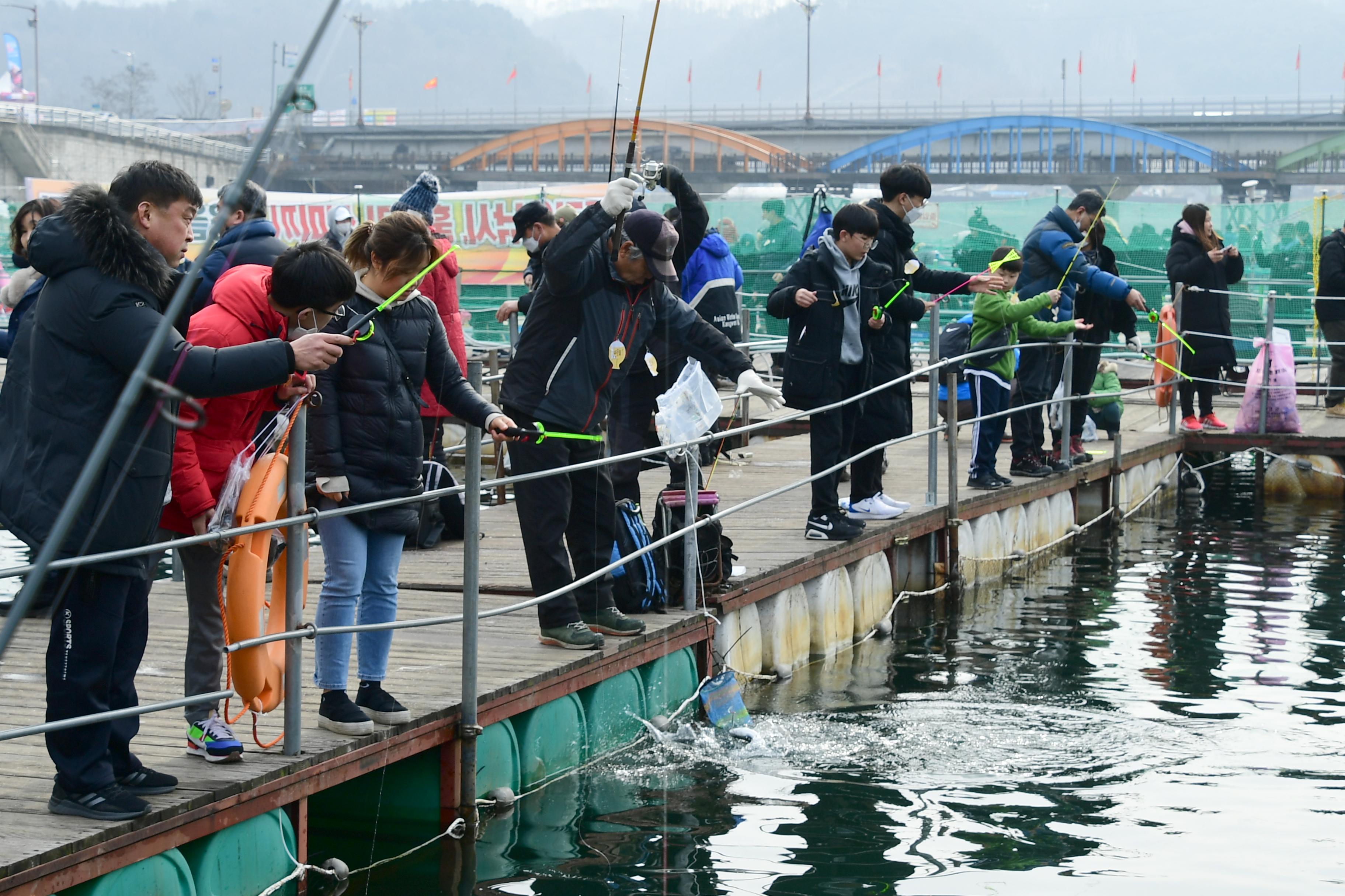 2020 화천산천어축제 산천어 수상낚시터 전경 의 사진