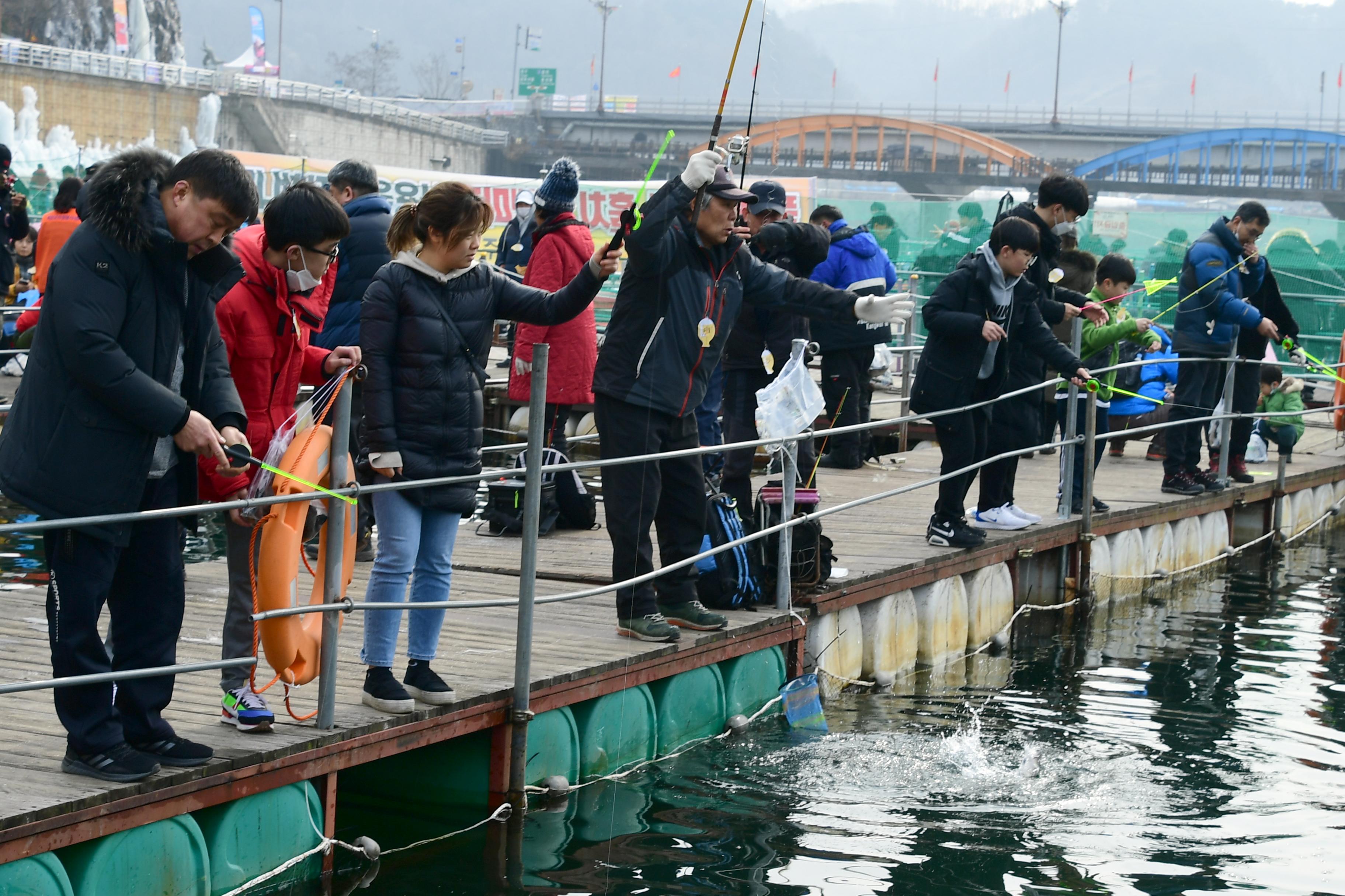 2020 화천산천어축제 산천어 수상낚시터 전경 의 사진