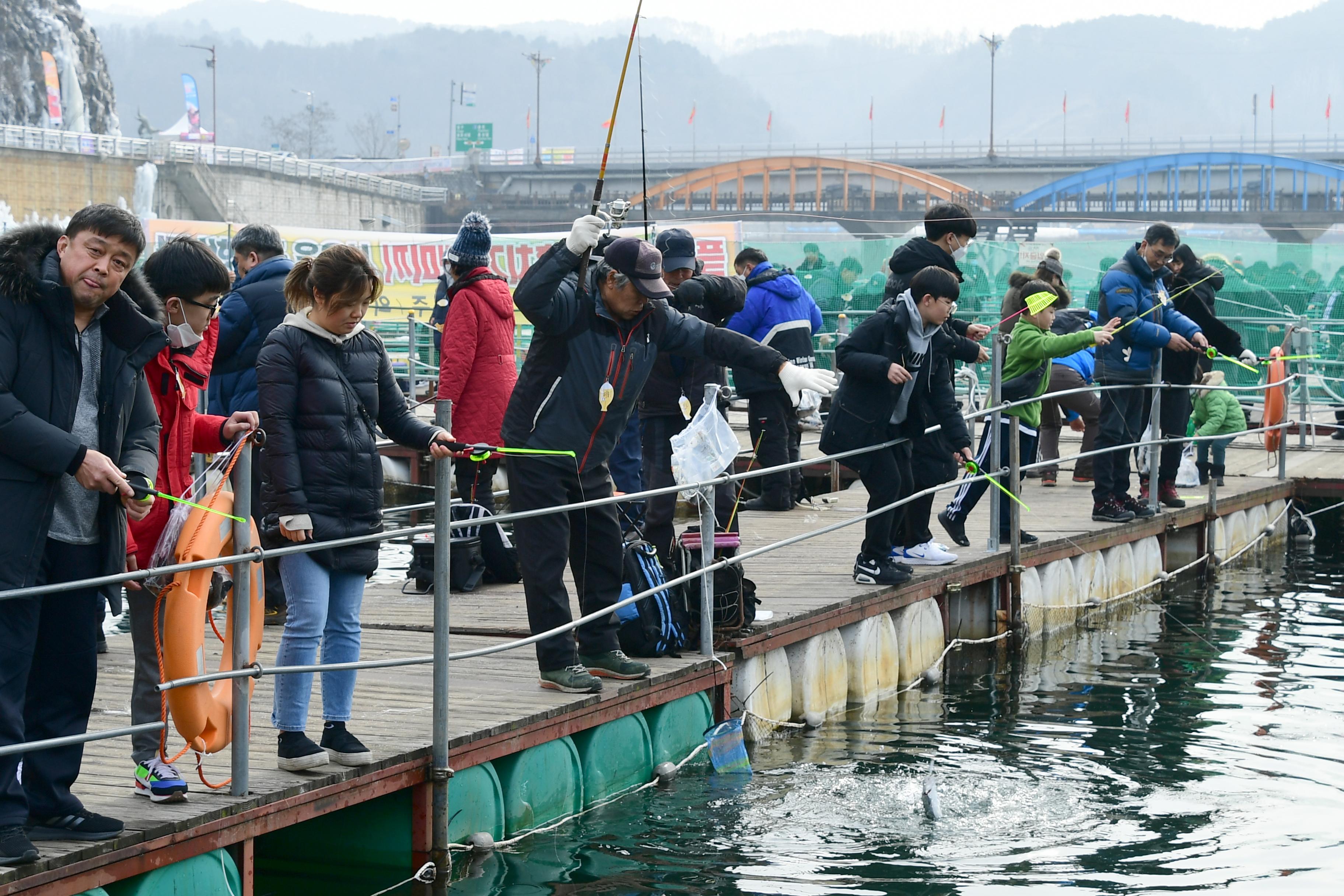 2020 화천산천어축제 산천어 수상낚시터 전경 의 사진