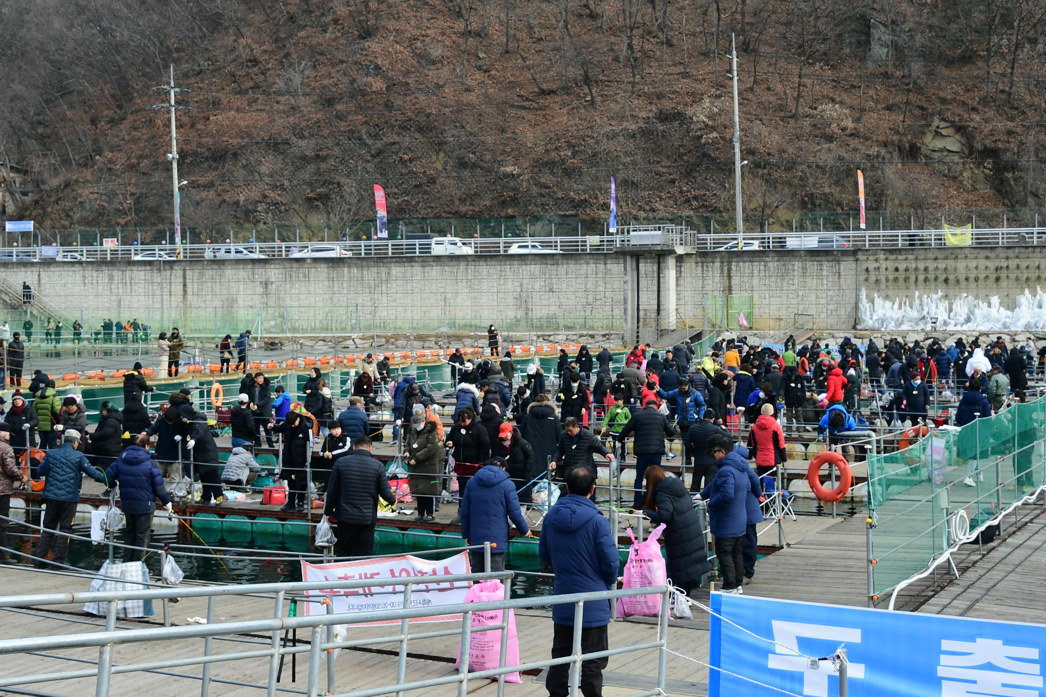 2020 화천산천어축제 산천어 수상낚시터 전경 의 사진