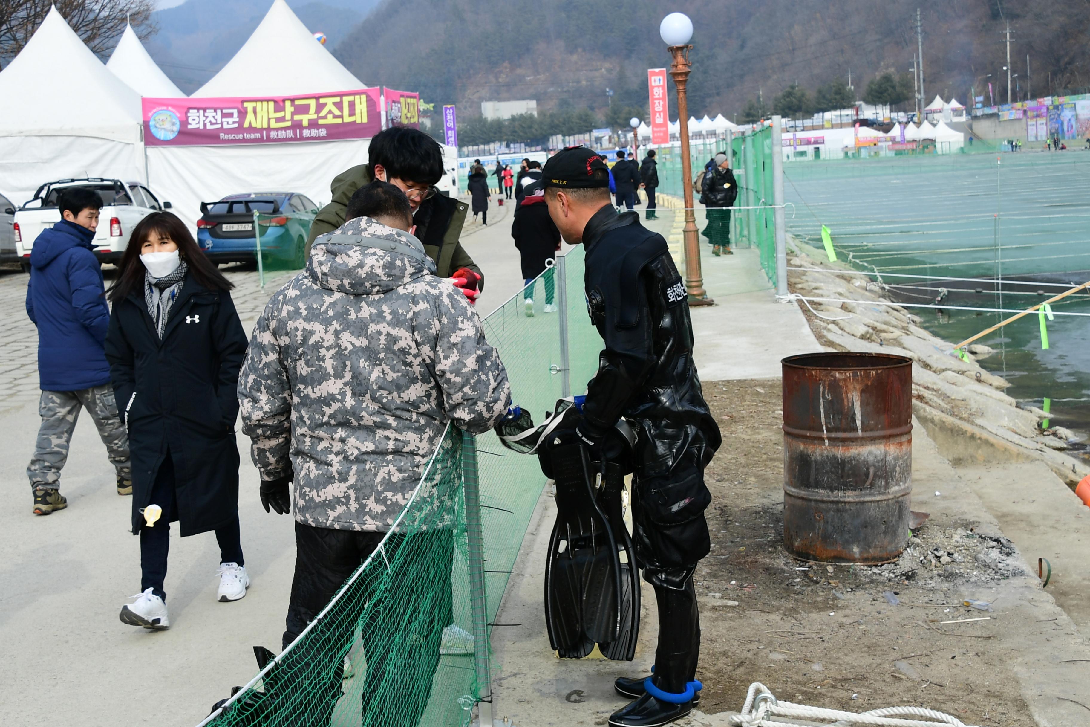 2020 화천산천어축제 산천어 수상낚시터 전경 의 사진