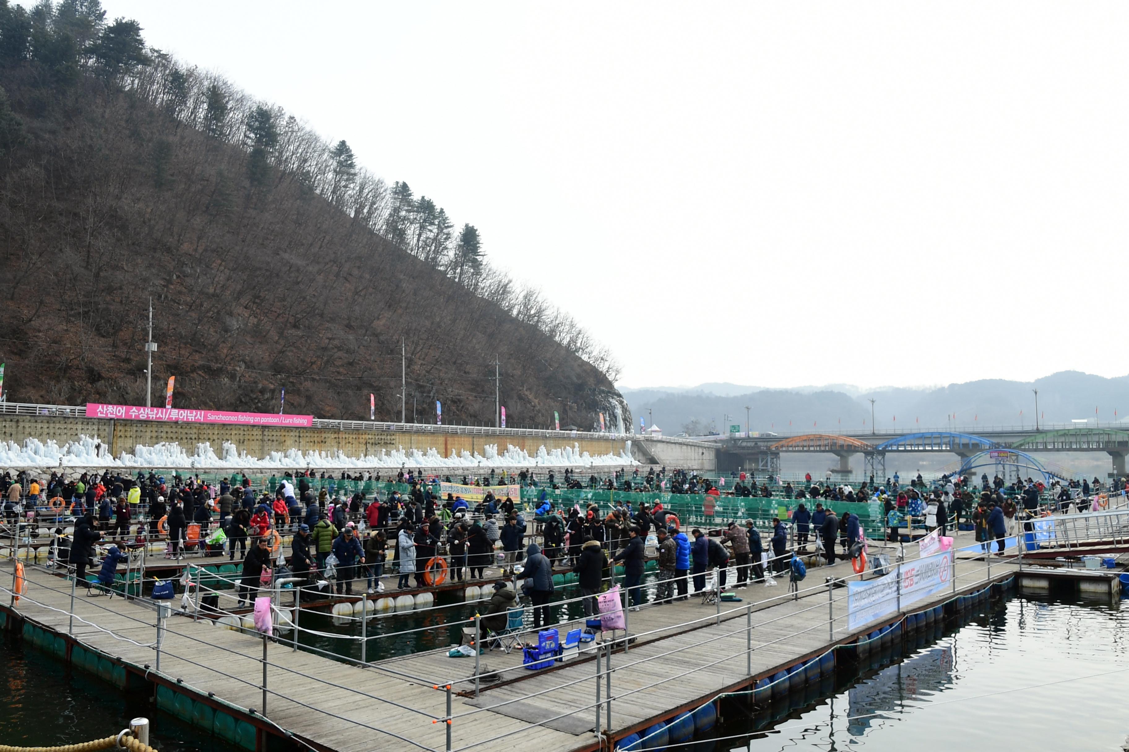 2020 화천산천어축제 산천어 수상낚시터 전경 의 사진