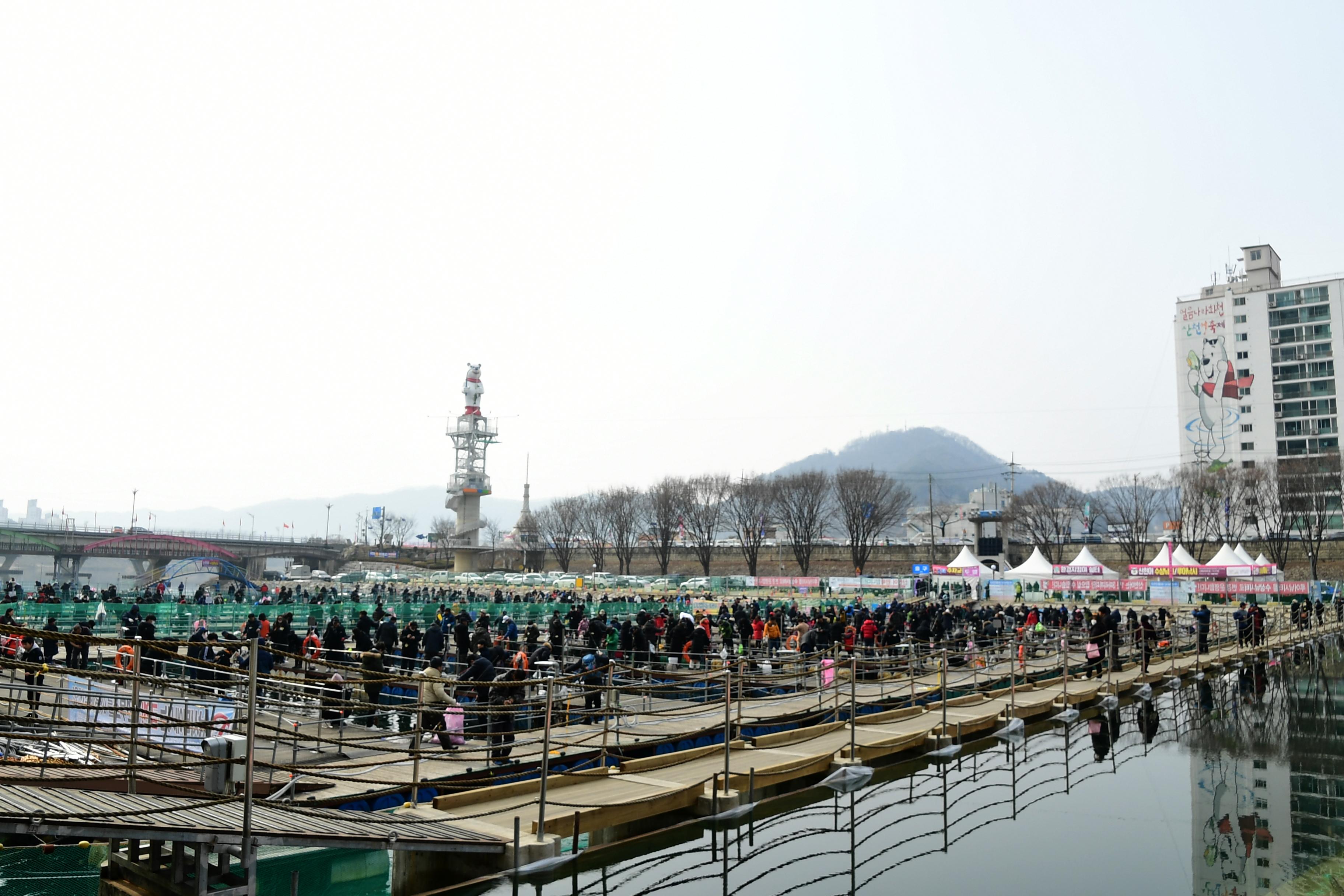 2020 화천산천어축제 산천어 수상낚시터 전경 의 사진