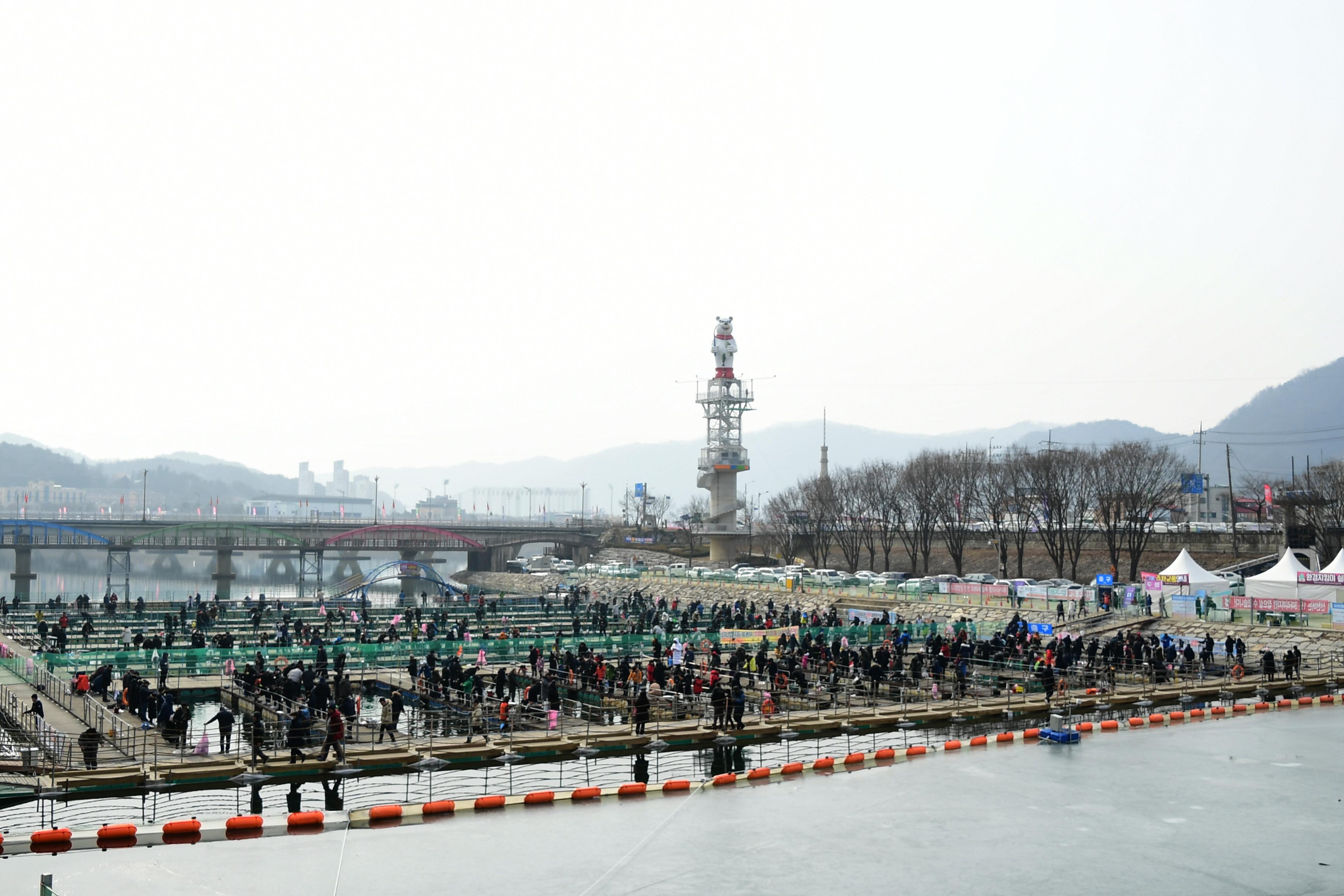 2020 화천산천어축제 산천어 수상낚시터 전경 의 사진