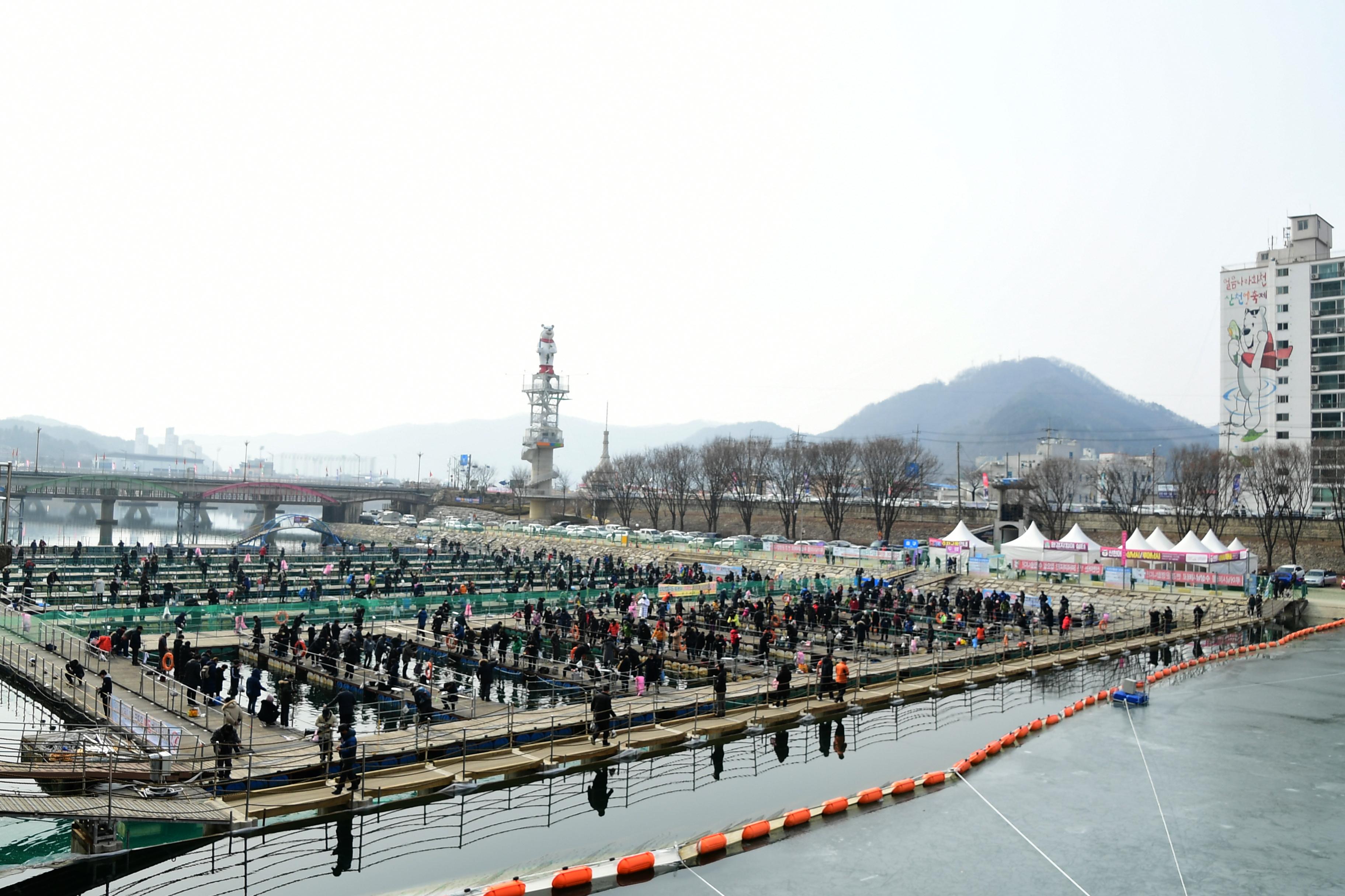 2020 화천산천어축제 산천어 수상낚시터 전경 의 사진