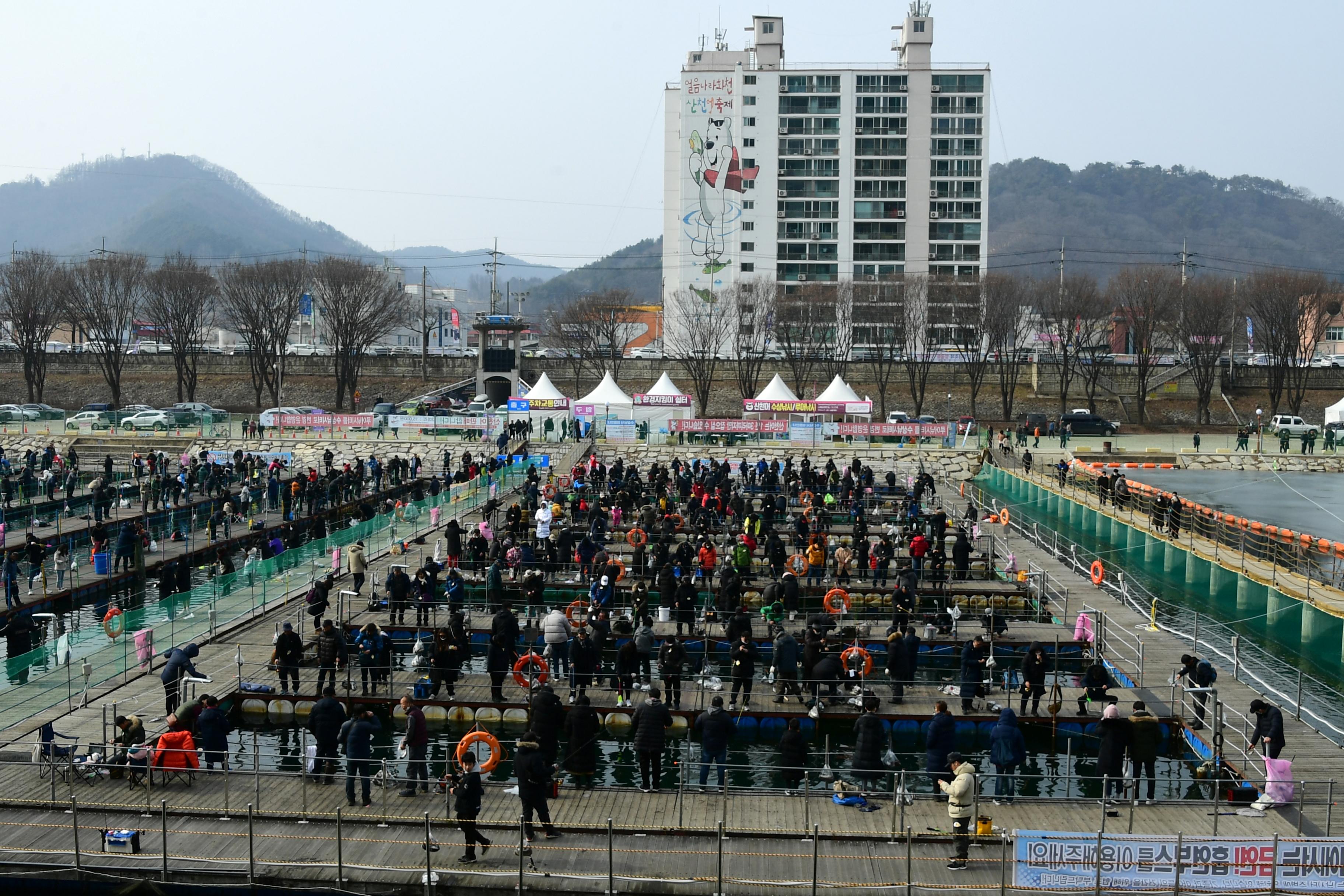 2020 화천산천어축제 산천어 수상낚시터 전경 의 사진