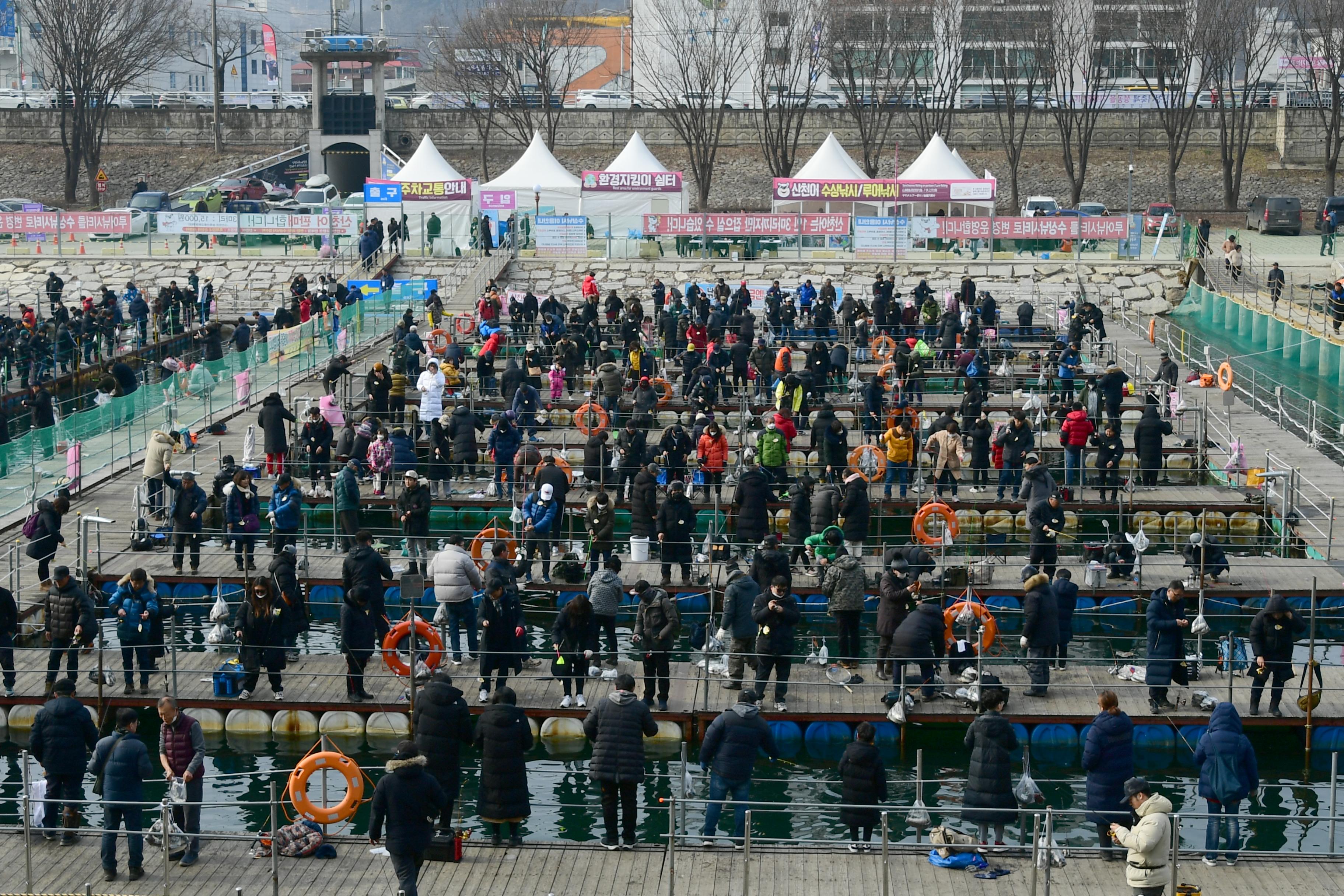 2020 화천산천어축제 산천어 수상낚시터 전경 의 사진