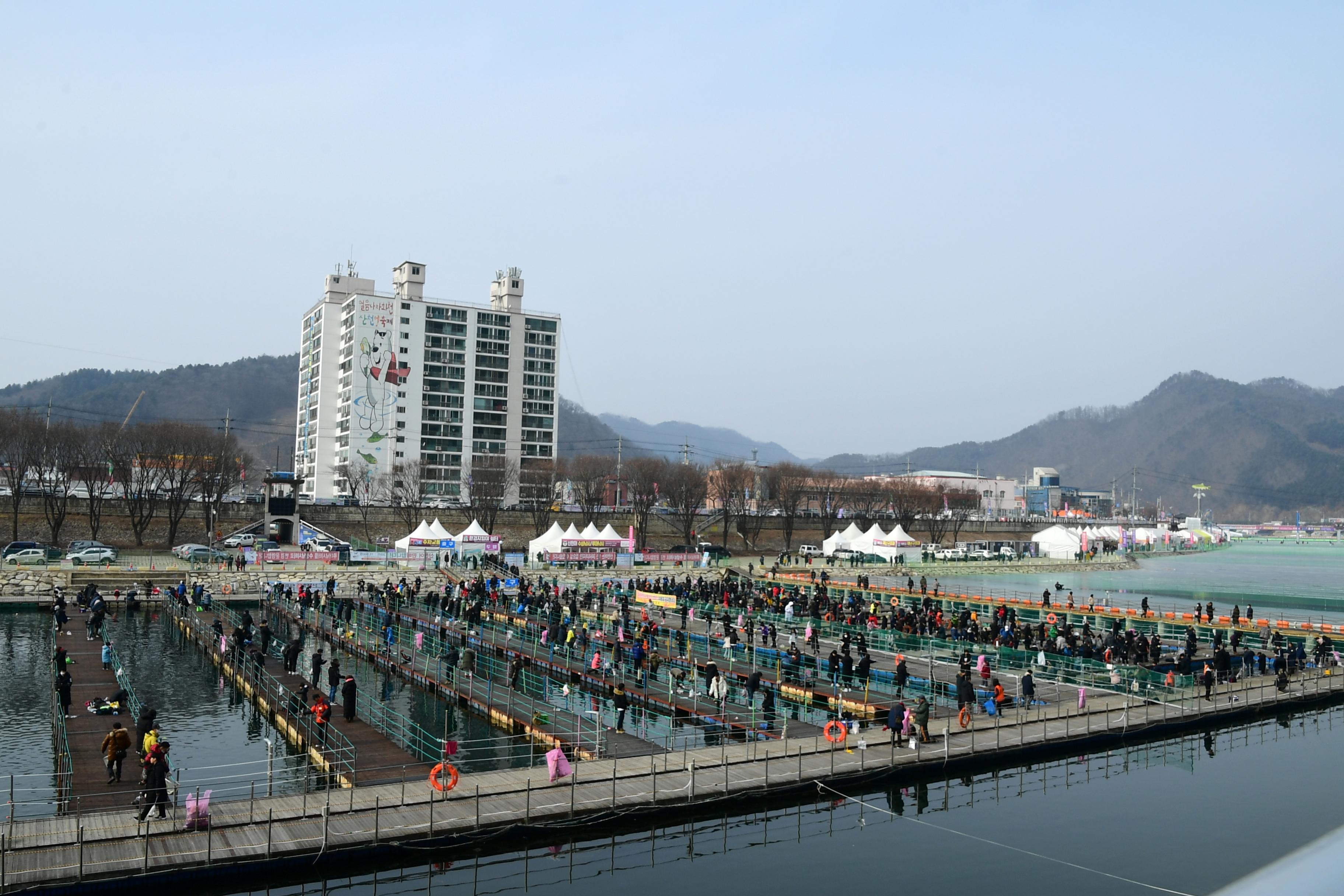 2020 화천산천어축제 산천어 수상낚시터 전경 의 사진