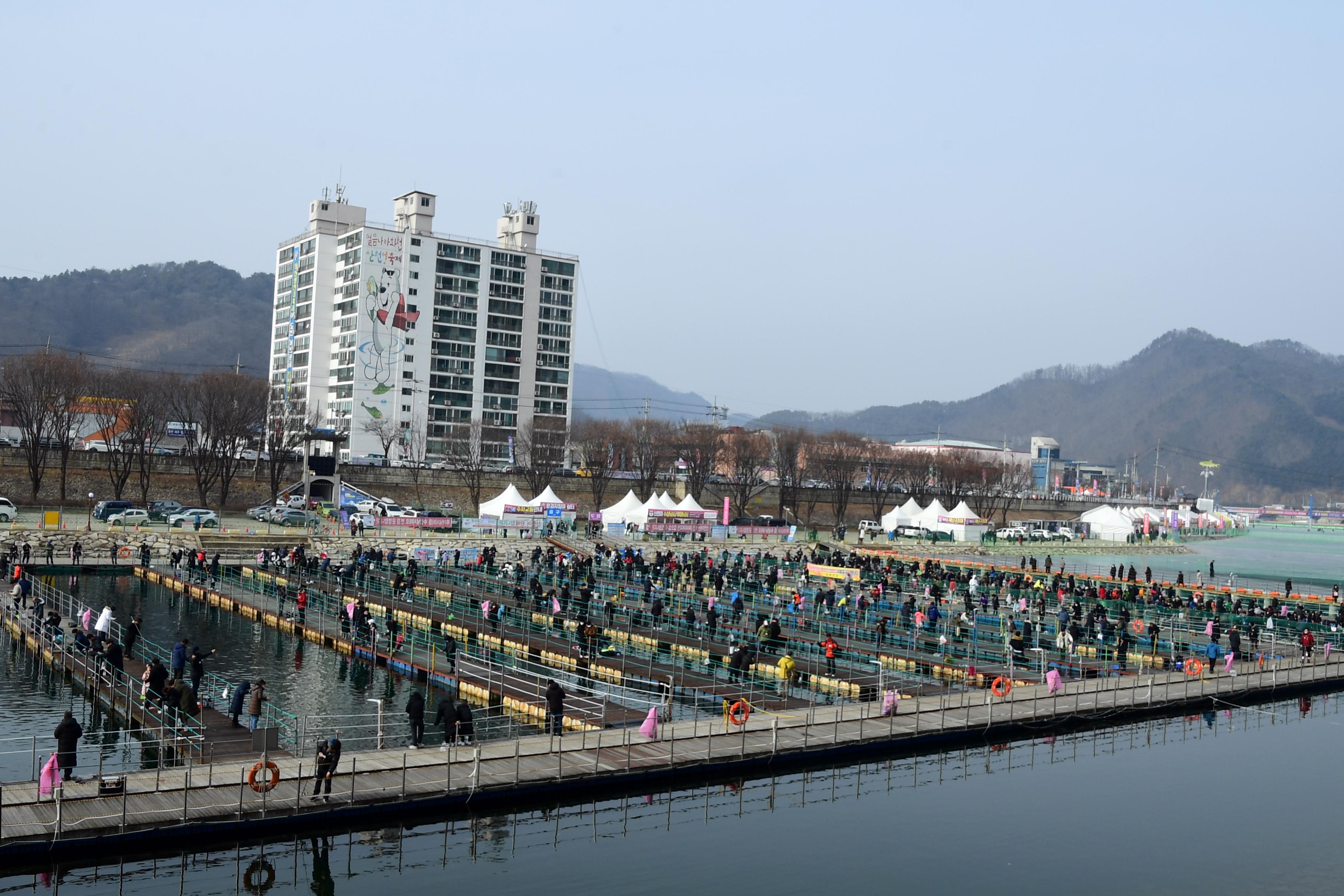 2020 화천산천어축제 산천어 수상낚시터 전경 의 사진